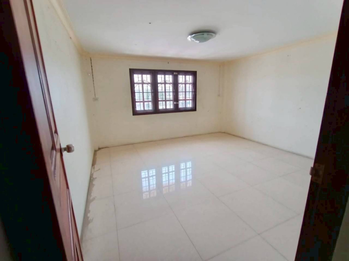 ขายอาคารพาณิชย์ปทุมธานี รังสิต ธรรมศาสตร์ : อาคารพาณิชย์ 3 ชั้น หมู่บ้านพูลผล ถนนพหลโยธิน ตำบลคูคต อำเภอลำลูกกา จังหวัดปทุมธานี