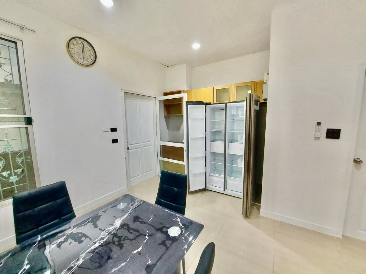 ให้เช่าทาวน์โฮมรัชดา ห้วยขวาง : หมู่บ้านกลางเมือง Grand de Paris ติดกับ รร.นานาชาติสิงคโปร์ SISB ประชาอุทิศ ห้วยขวาง บ้าน 3ชั้น  4 ห้องนอน 4ห้องน้ำ