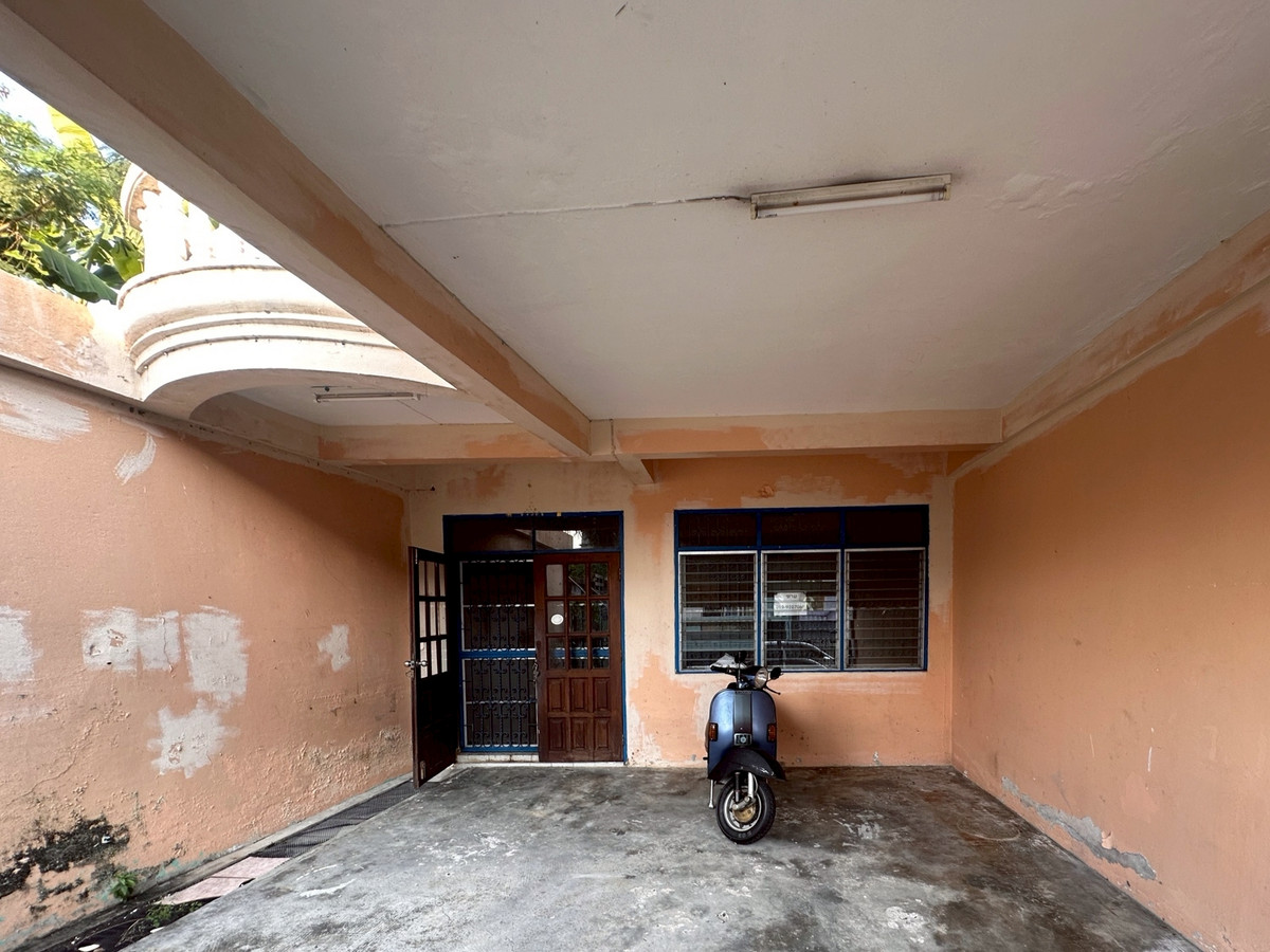 For SaleTownhomeSriracha Laem Chabang Ban Bueng : Townhouse in Soi Wat Wang Hin, Heart of Sriracha Convenient location with easy access, just 50 meters from Sukhumvit Road