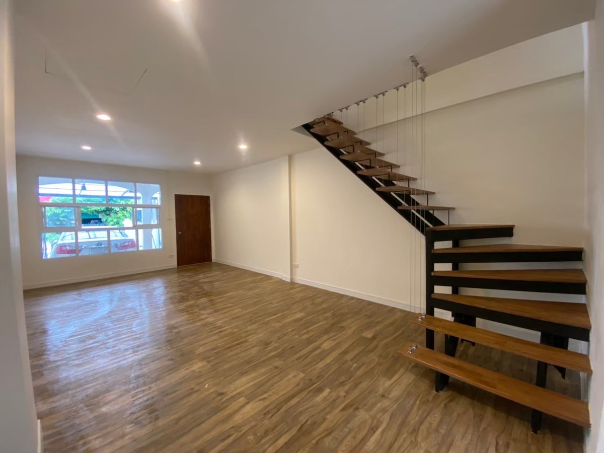 For SaleTownhomeVipawadee, Don Mueang, Lak Si : Newly renovated house for sale, 2-story townhouse, 16 sq m, Rattanawalai Village. Near Don Mueang Airport and the Red Line.