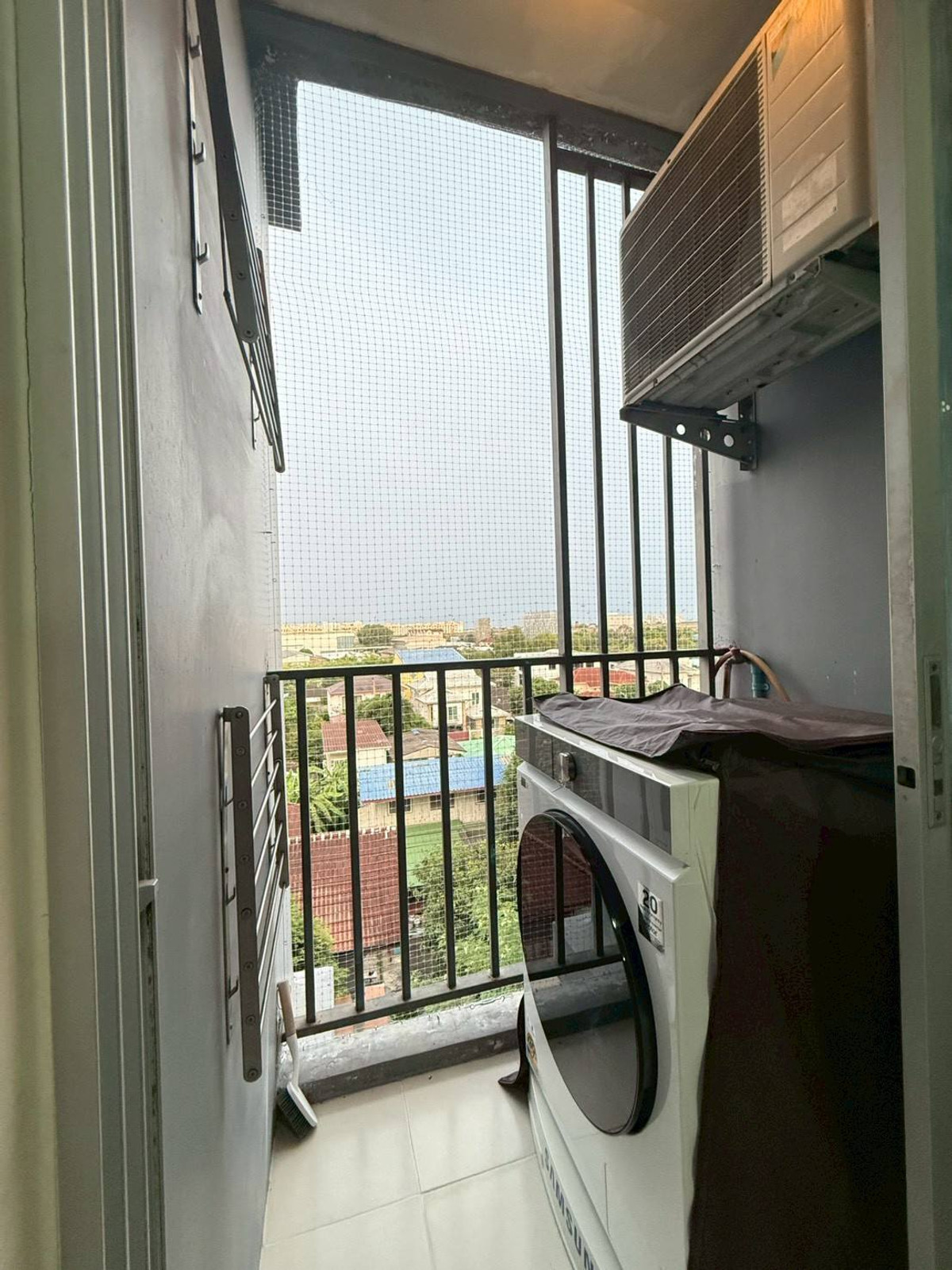 For RentCondoNawamin, Ramindra : Beautiful room, good location, cute price. Hurry and reserve before it's gone ‼️ For rent DCONDO RAMINDRA, nice condo, good atmosphere, fully decorated room, furniture + complete electrical appliances. Ready to move in immediately.
