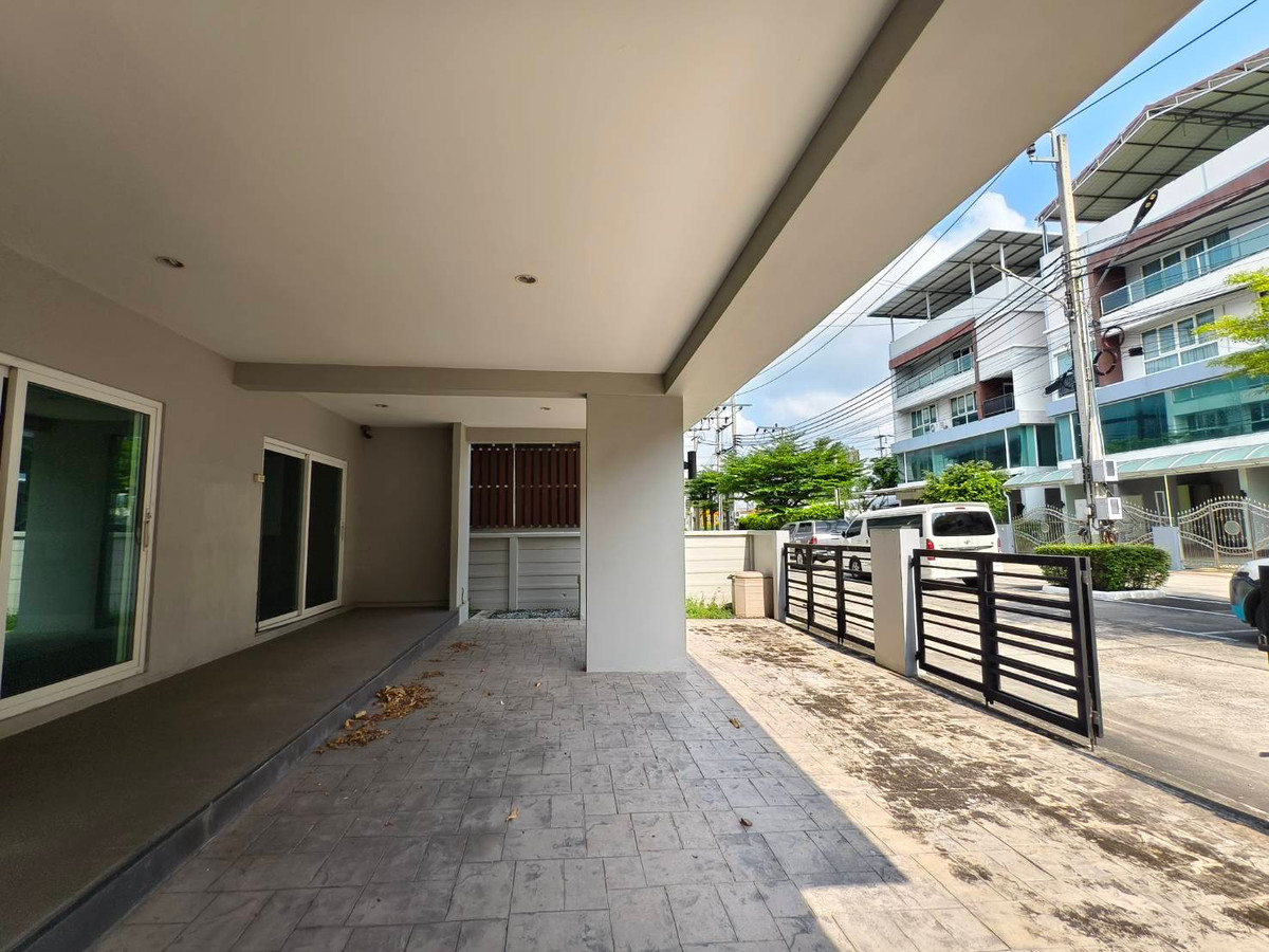 Home OfficeLadkrabang, Suwannaphum Airport : For sale/rent 4-story home office next to The Terminal Suvarnabhumi project, has a built-in elevator, near Suvarnabhumi Airport.