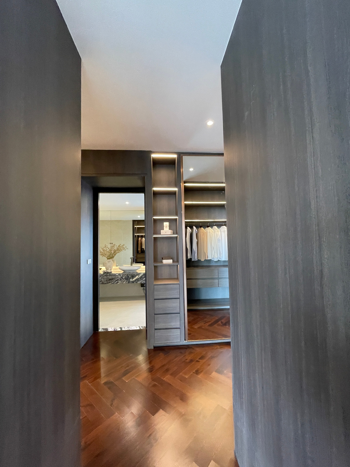 ขายบ้านเลียบทางด่วนรามอินทรา : "หนึ่งเดียวบนเลียบด่วน! Cira Residences บ้านเดี่ยว Ultra-Luxury 3.5 ชั้น พื้นที่ 845 ตร.ม. พร้อมสระว่ายน้ำส่วนตัว | ใกล้ทองหล่อ-พระราม 9 เพียงไม่กี่นาที (สังคมส่วนตัวเพียง 9 ยูนิต)"