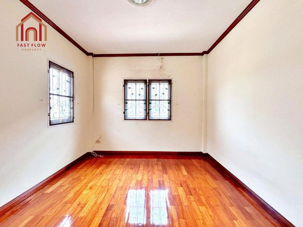 For RentPathum Thani,Rangsit, Thammasat : Twin house for rent, Burirom, 36 sq m, Rangsit, Khlong 4, kitchen addition, Phra Ong Chao Sai Road. Single house mood Sawai Pracharat Road MAY