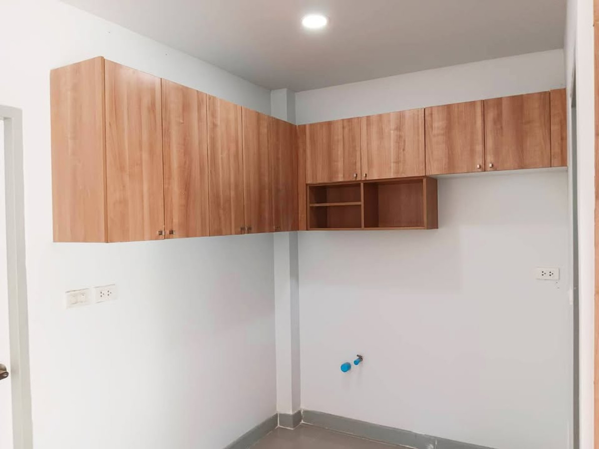 ให้เช่าบ้านสมุทรปราการ สำโรง : ให้เช่า บ้านแฝด 2 ชั้น ม.เมอริทแกรนด์ สุวรรณภูมิ บ้านสวย สภาพดี พร้อมอยู่ ทำเลดี เข้า-ออกได้หลายทาง ราคา 16,000 บาท