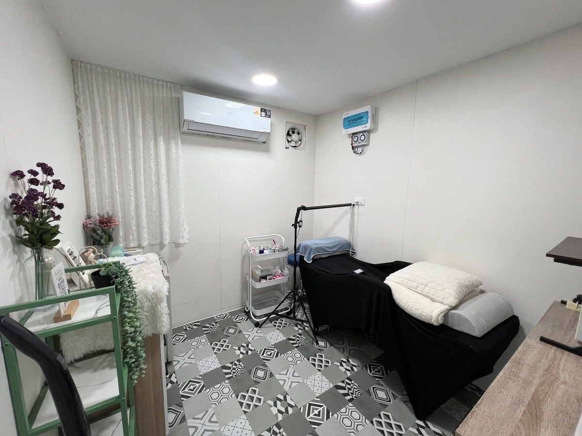 เซ้งร้านค้า/ตลาดนัดวงเวียนใหญ่ เจริญนคร : เซ้งร้านทำเล็บ ในปั้มปตท. ปัญญาอินทรา ค่าเช่าวันล่ะไม่ถึง 500 บ มีพื้นที่ข้างร้านจัดสวน