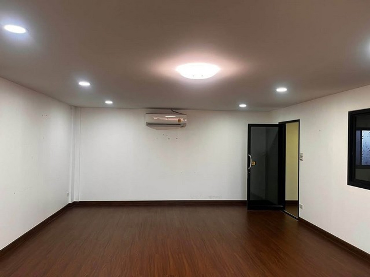 For RentWarehouseChokchai 4, Ladprao 71, Ladprao 48, : HR3343 Warehouse with office for rent, 2 floors – Chokchai 4 / Satri Witthaya 2 location, total usable area 260 sq m | Electric door | 13 CCTV cameras (ready to do business immediately!)