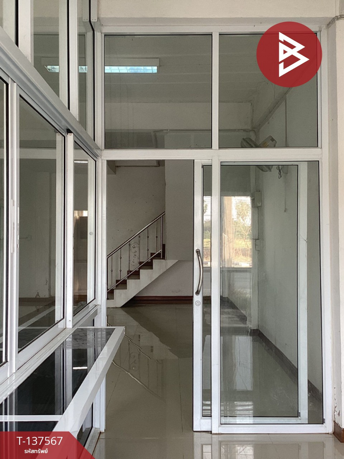 For SaleShop HouseSaraburi : Urgent sale, 2 commercial buildings, Phra Phutthabat, Saraburi, prime location, next to the road, near community areas.