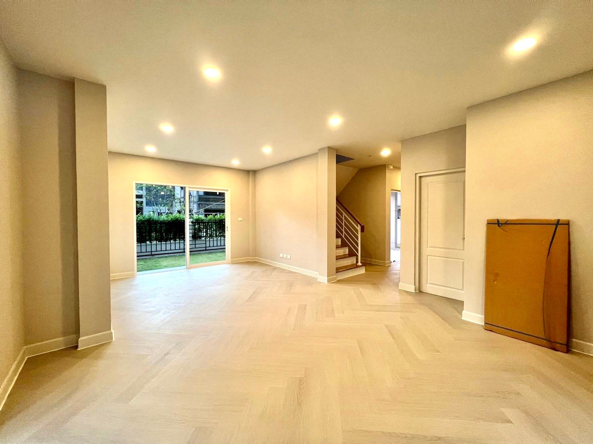 For SaleHousePathum Thani,Rangsit, Thammasat : Centro Phahol - Vibhavadi 2 / 4 Bedrooms (FOR SALE) BNS062