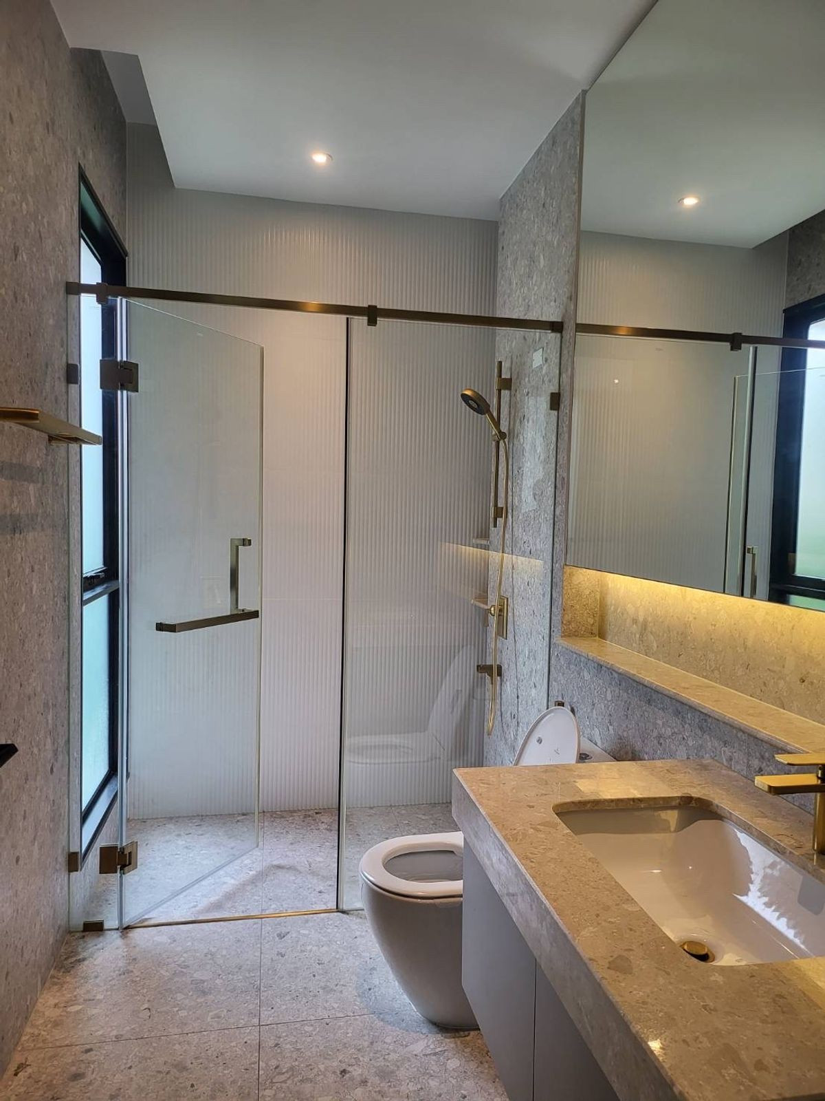 For RentHousePattanakan, Srinakarin : For rent: Bugaan krungthep kreetha, 3-storey detached house, modern luxury, with elevator, swimming pool view.