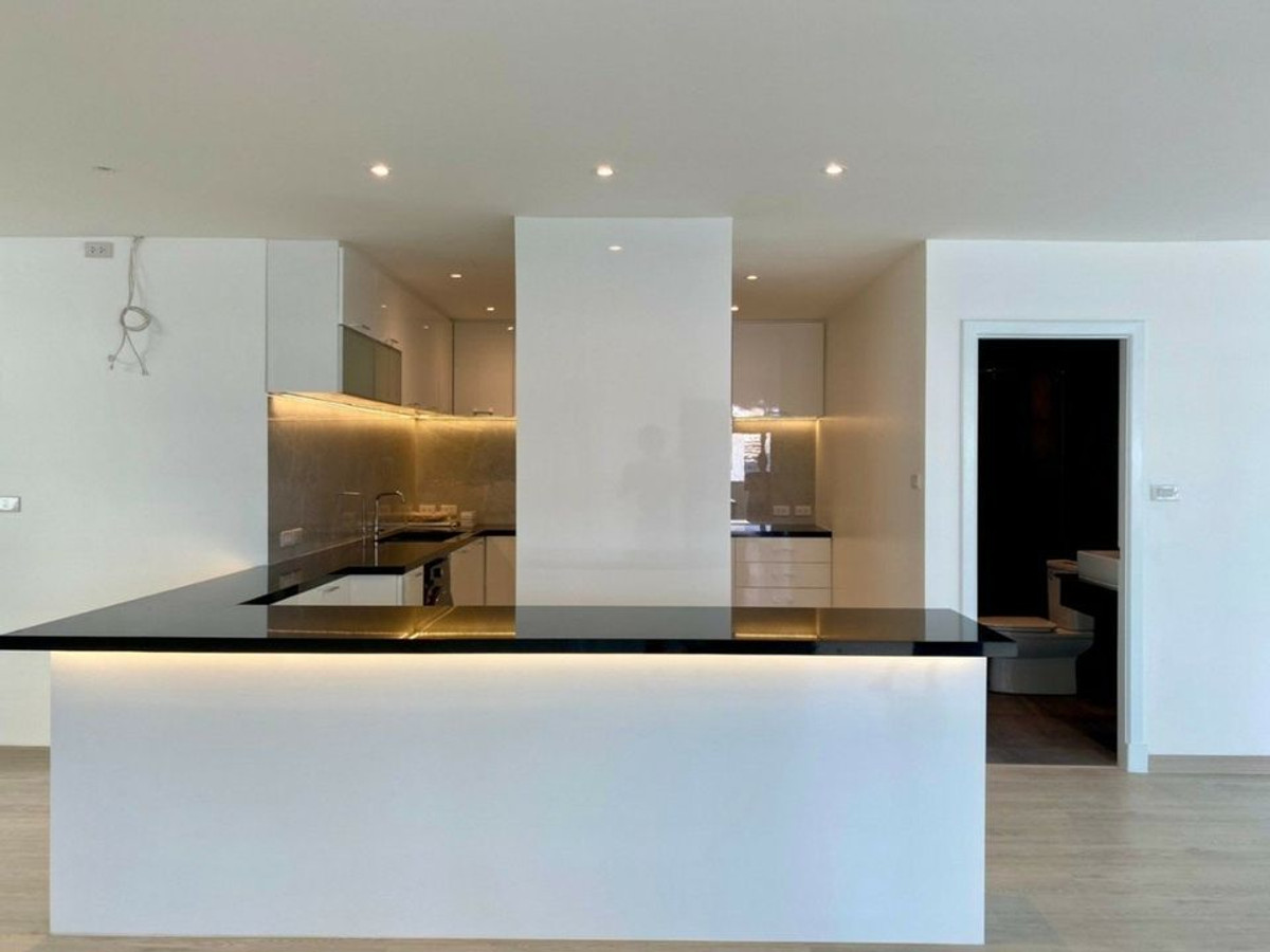 For RentCondoSilom, Saladaeng, Bangrak : Silom Condominium【𝐑𝐄𝐍𝐓】🔥Spacious 144 sq m room with minimalist decor, top-notch quality, right next to BTS Sala Daeng🔥 Contact Line ID: @hacondo