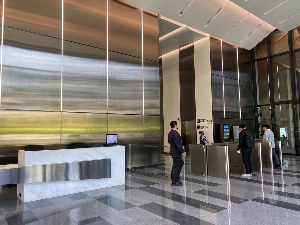 For RentOfficeKhlongtoei, Kluaynamthai : OK Space Punn, fully furnished office in Rama 4 area, near MRT Khlong Toei, view of Bang Krachao water curve, 28th floor, area 42 sq m., rent 50,400 baht*/sq m./month.