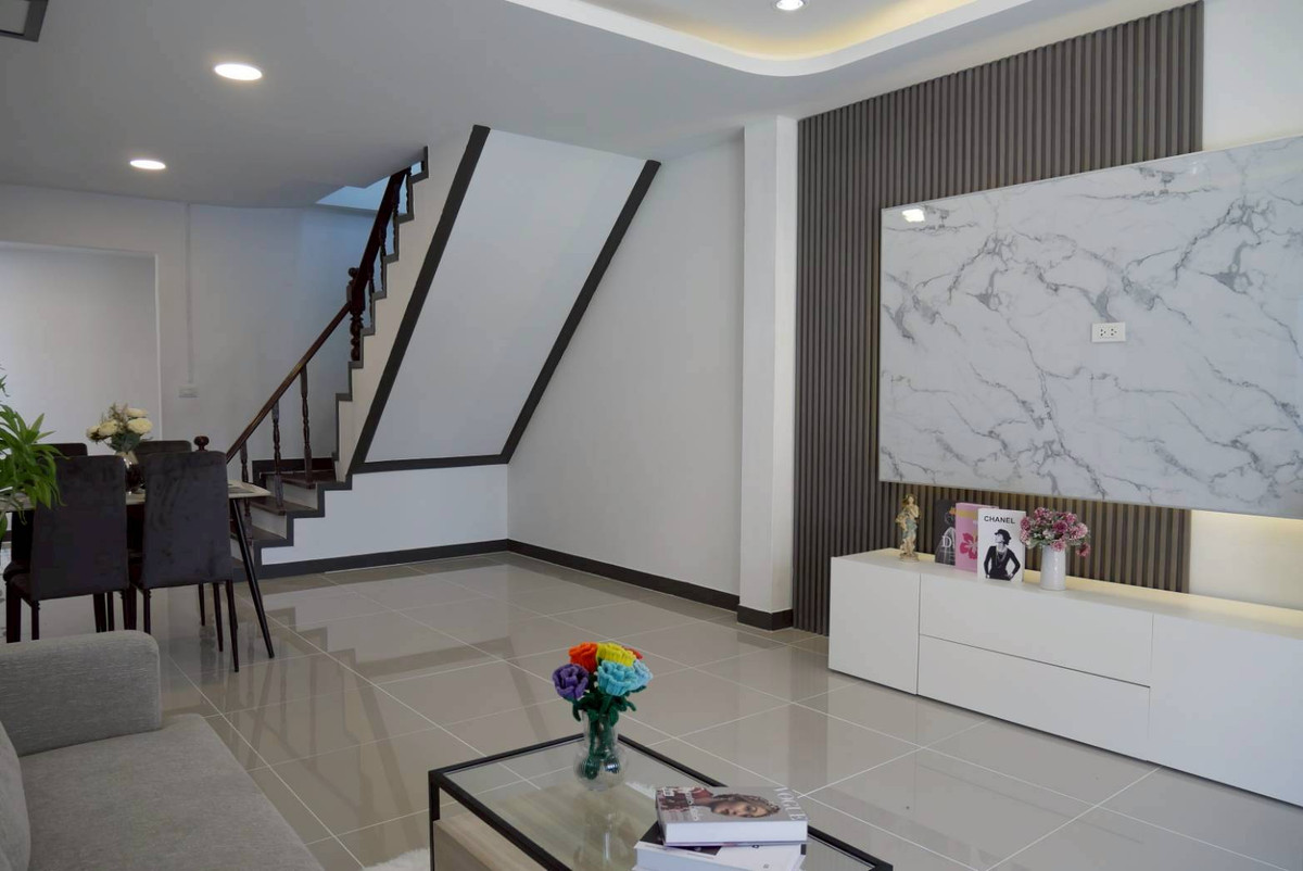 ขายทาวน์โฮมมีนบุรี-ร่มเกล้า : S2962 ขายบ้านเดี่ยว 2 ชั้น ตกแต่งใหม่ทั้งหลัง หมู่บ้านอมรทรัพย์ อยู่วิทยา หนองจอก จบในงบไม่ถึง 2 ล้าน