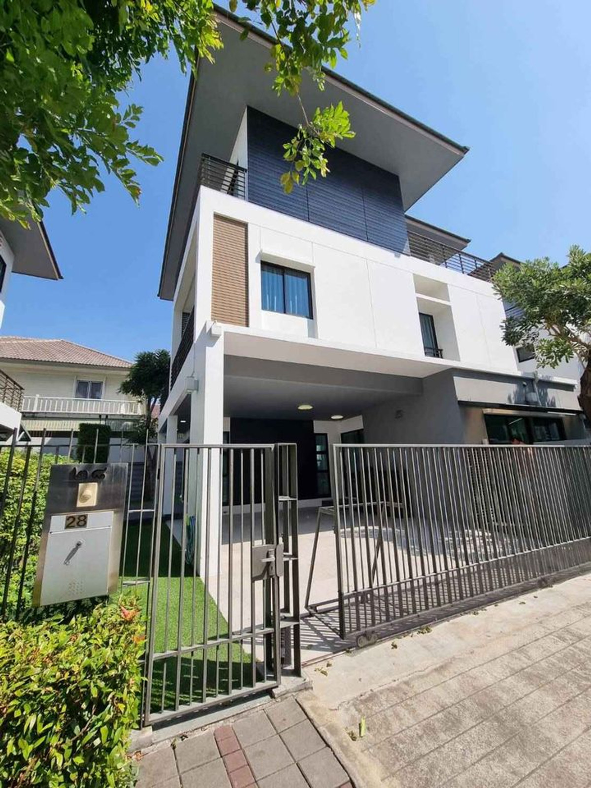 บ้านลาดกระบัง สุวรรณภูมิ : ให้เช่าบ้าน ที่โครงการ บ้านลุมพินี สวนหลวง พระราม 9 ราคา 120,000 บาท พร้อมราคาขาย [MKh260402]