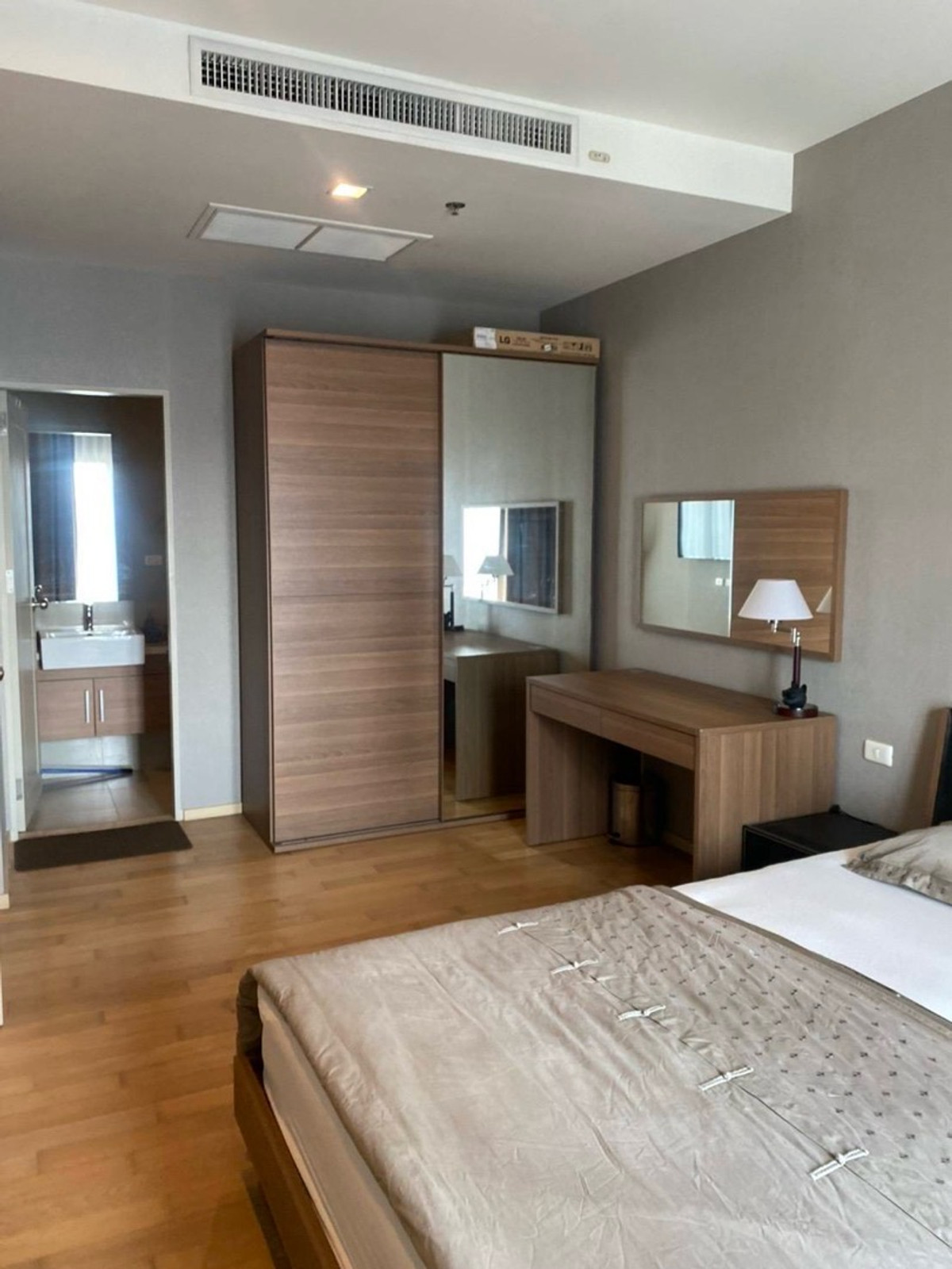 For RentCondoSukhumvit, Asoke, Thonglor : 🔥Rent 1BR🔥45sqm🔥Floor19🔥28,000/month🔥Have bathtub🛁