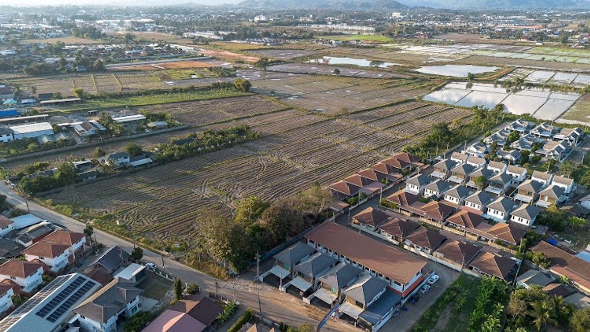 ขายที่ดินเชียงราย : ขายที่ดิน ทำเลทอง บ้านดู่ อ.เมือง จ.เชียงราย 17 ไร่ ๆ ละ 4 ล้าน ใกล้สนามบิน ม.ราชภัฏ สร้างหอพัก หมู่บ้านได้ ทำเลที่พักอาศัย