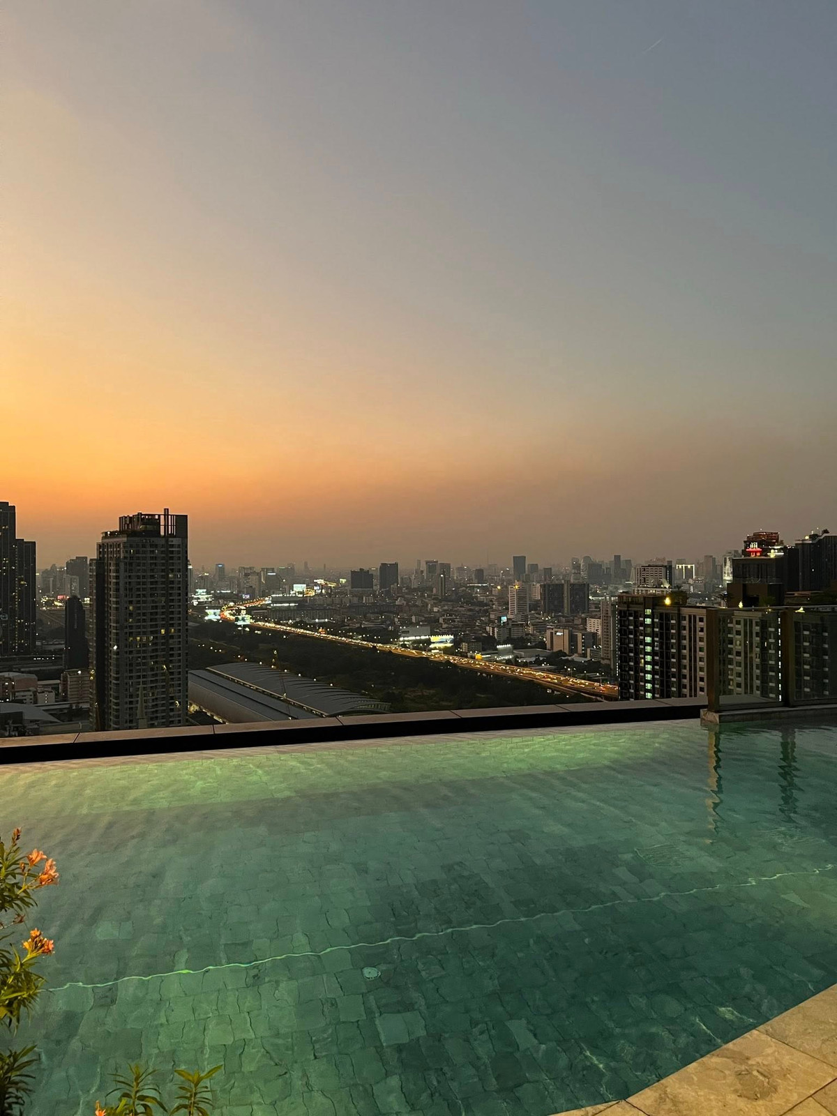 ขายคอนโดพระราม 9 เพชรบุรีตัดใหม่ RCA : ขายคอนโด Ideo Mobi Asoke ราคา 8,500,000 บาท [MPs260301]