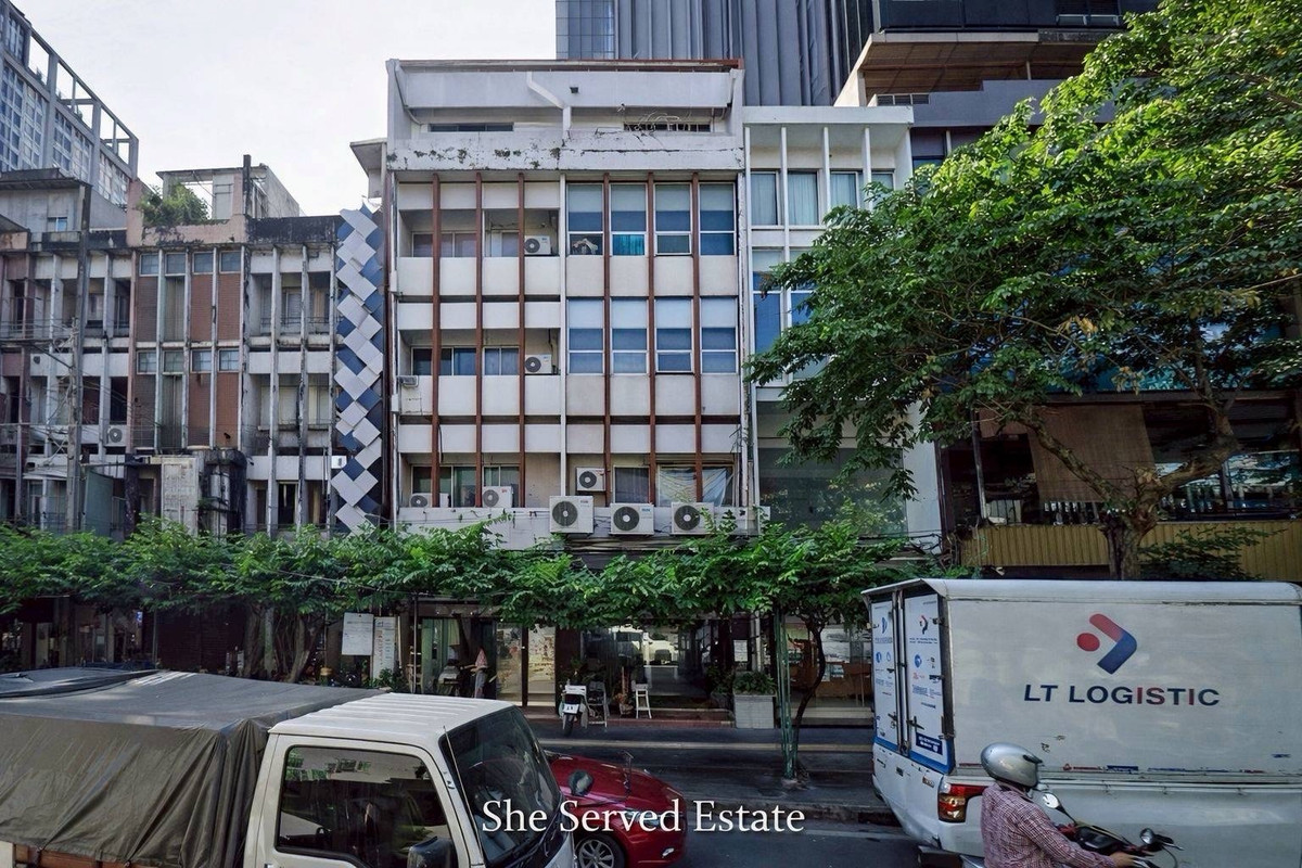 For RentShop HouseSukhumvit, Asoke, Thonglor : ◈ Commercial building for rent, 2 units, Sukhumvit Road, near BTS Thonglor, only 200 meters ◈ Commercial building, 2 units, 5 floors high.
• Width 8 meters • Area 31.9 square meters
• Location next to the main Sukhumvit Road. Clearly visible • High potent