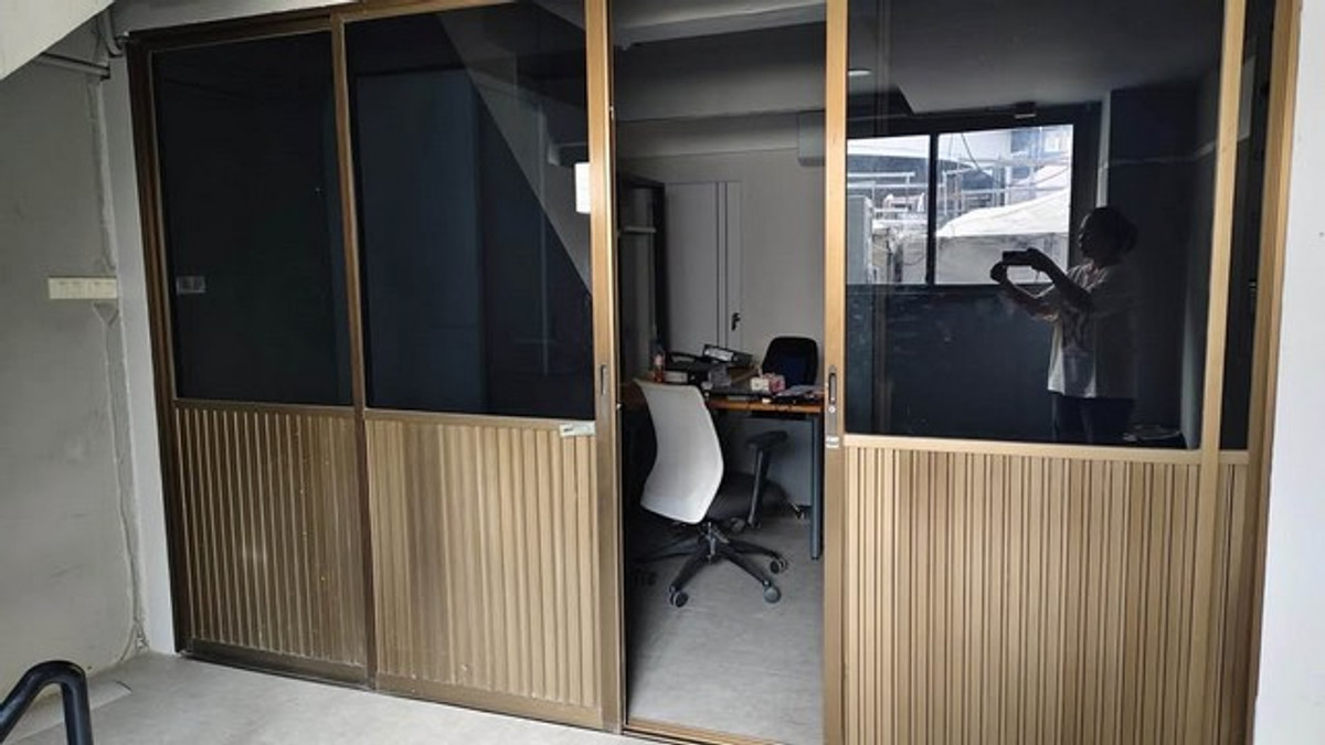 For RentShop HouseRatchathewi,Phayathai : HR3367 4-story building for rent, Pratunam-Ratchaprarop. Located in the heart of the busiest economic and commercial area in Bangkok. Convenient travel close to shopping