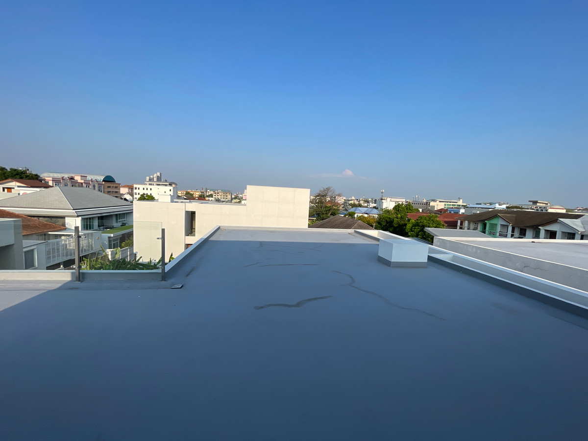 ขายบ้านเลียบทางด่วนรามอินทรา : 🔥 EXCLUSIVE PROMOTION 🔥โอกาสสุดท้ายในการครอบครองในราคาพิเศษที่สุด [ขาย] 💎 Ultra Luxury Show Unit | ELIVA Ekkamai - Eastville 💎 บ้านเดี่ยวหรู 3 ชั้น ดีไซน์ Mid-Century Modern — ความเป็นส่วนตัวสูงสุดเพียง 4 ยูนิตในโครงการ!