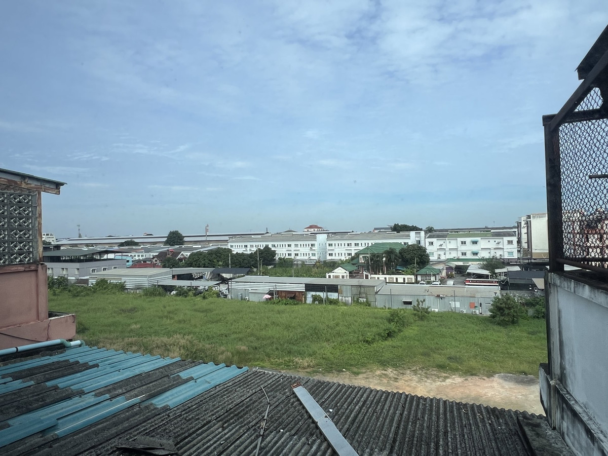 For RentShop HouseMin Buri, Romklao : Prime Commercial Building for Rent – Suwinthawong Main Road (Corner of Soi Sam Wa)