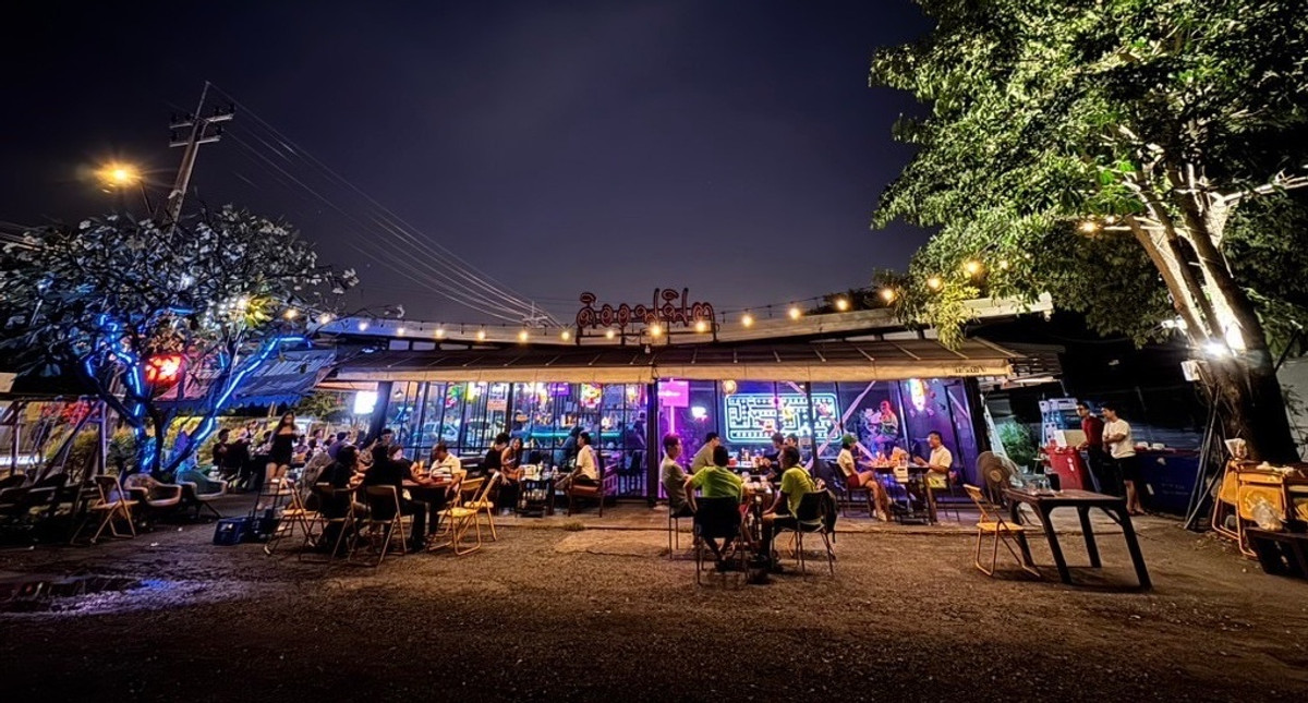 For LeaseholdRetail SpaceKaset Nawamin,Ladplakao : Urgent sale, chill-out restaurant - live music, Nawamin, Khlong Kum, Ramintra area, there are many villages. Near the golf course