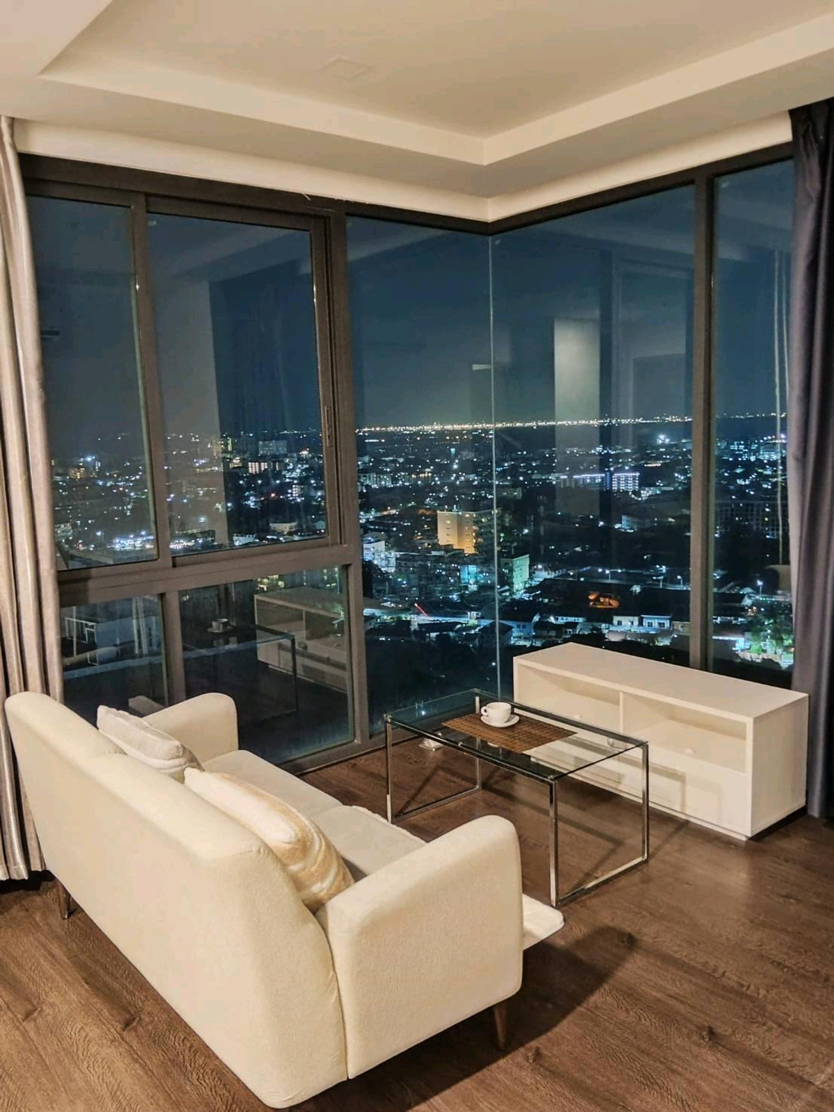 ให้เช่าคอนโดพัทยา บางแสน ชลบุรี สัตหีบ : Posh Pattaya​ ห้องมุม วิวทะเล+city