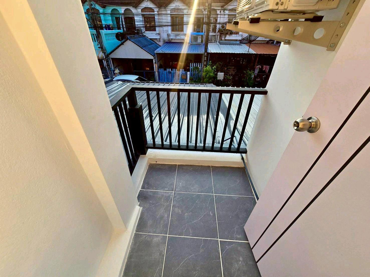 For SaleTownhomeNawamin, Ramindra : 2-story townhouse for sale, Phanason Village 1, along Khlong Song 4, Liap Khlong Song Market. Wat Phraya Suren Fashion Island, Safari World, Ramindra, Jazz, Khubon, Makro, Lotus, Panya Indra, Bang Chan Temple, Bang Chan School, Synphaet Hospital, Nopparat