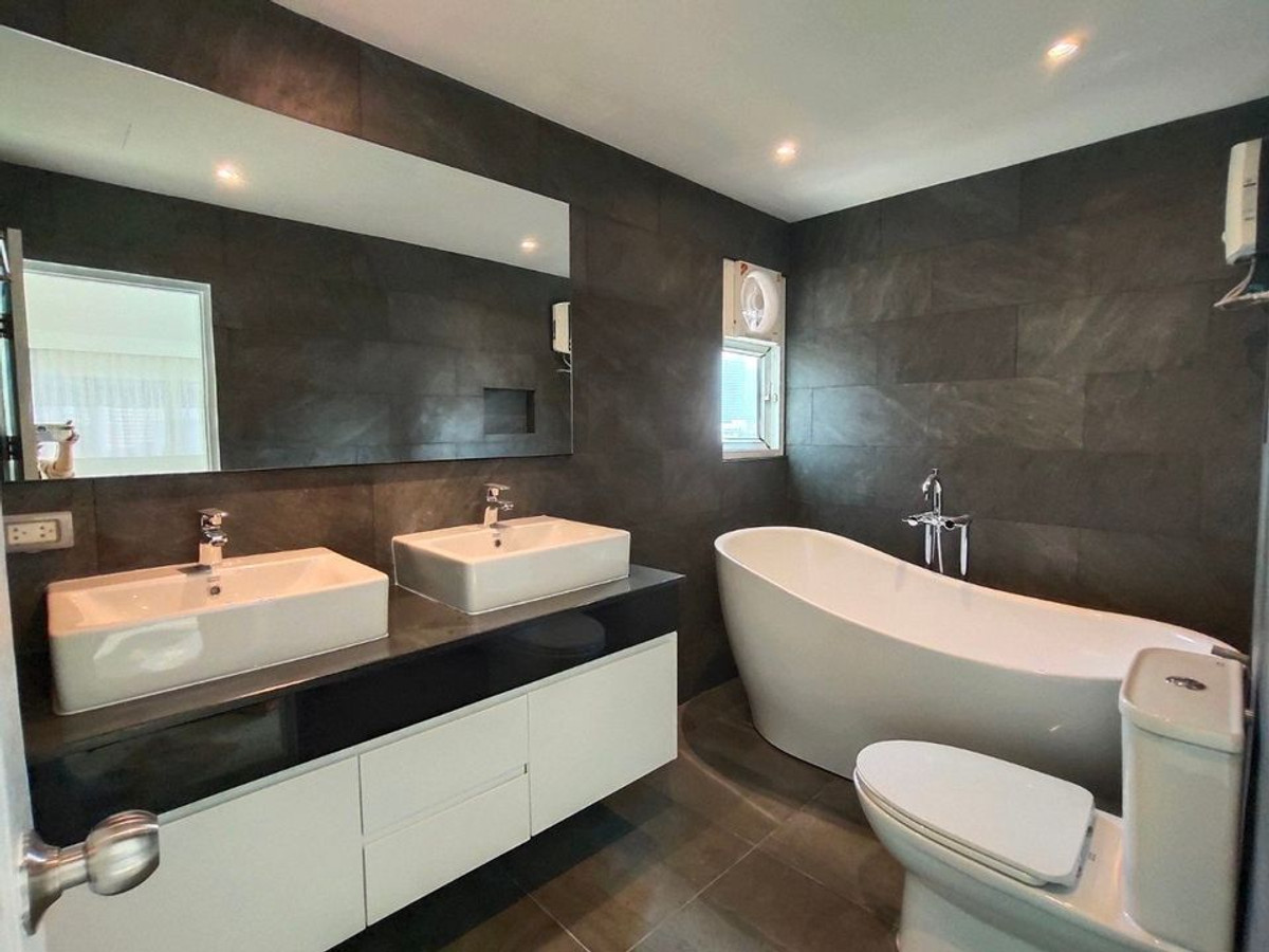 For RentCondoSilom, Saladaeng, Bangrak : Silom Condominium【𝐑𝐄𝐍𝐓】🔥Spacious 144 sq m room with minimalist decor, top-notch quality, right next to BTS Sala Daeng🔥 Contact Line ID: @hacondo