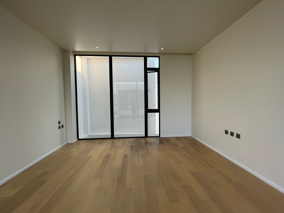 ขายบ้านเลียบทางด่วนรามอินทรา : 🔥 EXCLUSIVE PROMOTION 🔥โอกาสสุดท้ายในการครอบครองในราคาพิเศษที่สุด [ขาย] 💎 Ultra Luxury Show Unit | ELIVA Ekkamai - Eastville 💎 บ้านเดี่ยวหรู 3 ชั้น ดีไซน์ Mid-Century Modern — ความเป็นส่วนตัวสูงสุดเพียง 4 ยูนิตในโครงการ!