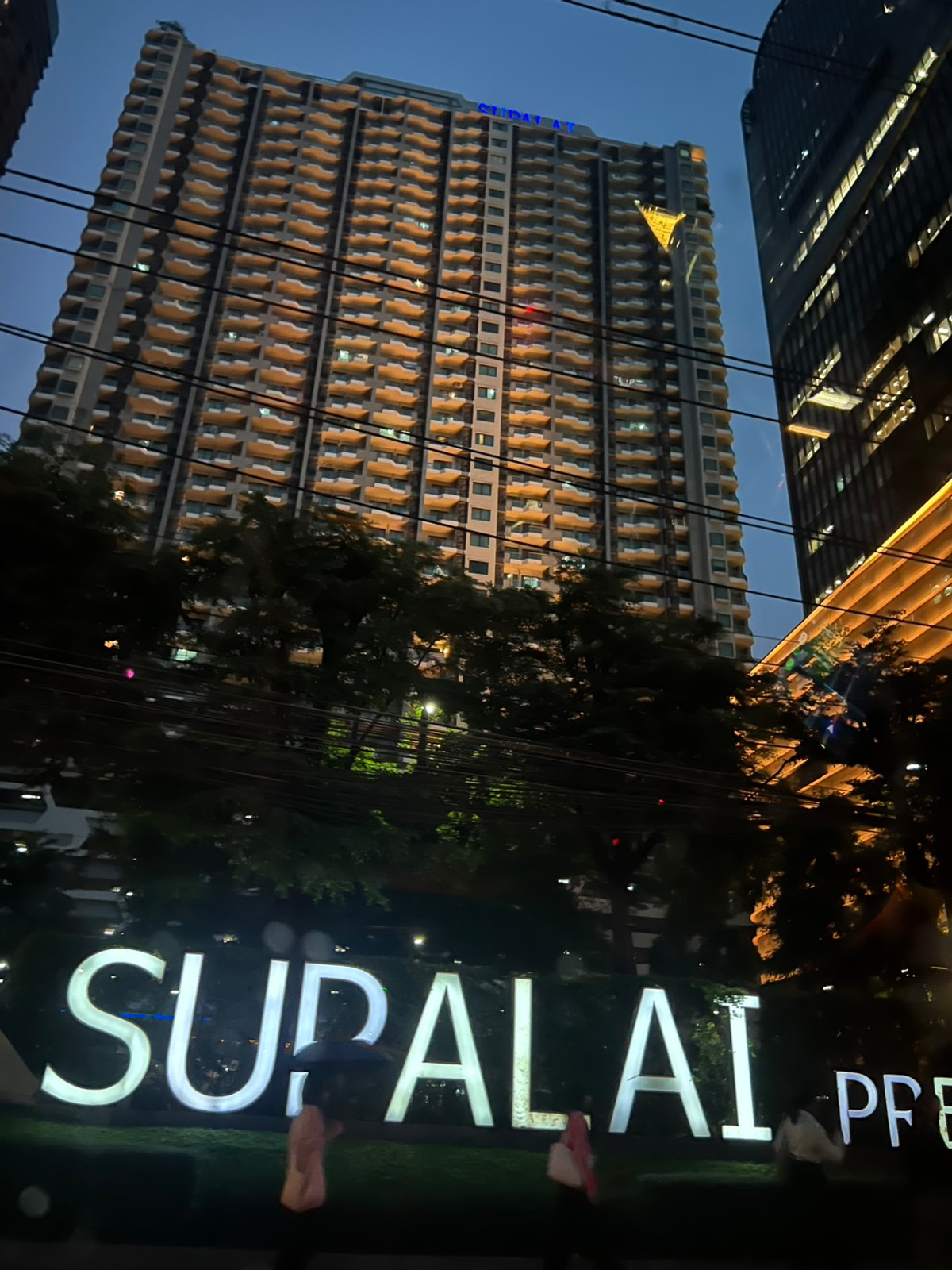 ขายคอนโดสุขุมวิท อโศก ทองหล่อ : ห้องมุม ชั้นสูง วิวเมืองอโศก — เป็นส่วนตัว เงียบ สบาย