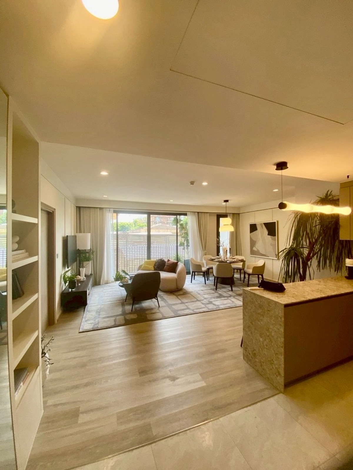 ให้เช่าคอนโดพระราม 9 เพชรบุรีตัดใหม่ RCA : luxury unit 3bedroom ready to move in