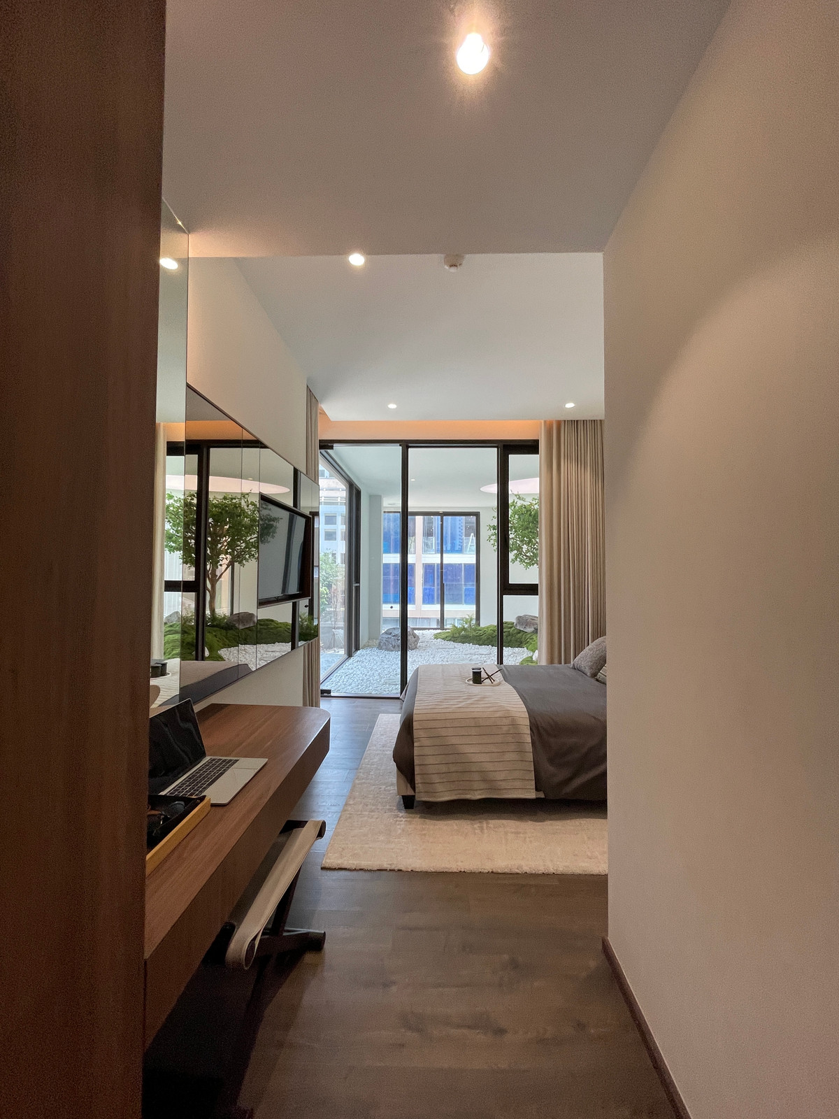 For SaleCondoSilom, Saladaeng, Bangrak : Rare unit for sale 🌳 THE ULTIMATE PARK VIEW | Rare Unit @ROMM CONVENT 🌳2 bedrooms, 2 bathrooms, usable area size 118.15 square meters on the 26th floor that offers a view of the lush Park View in the heart of Bangkok. On the highest potential location, Co