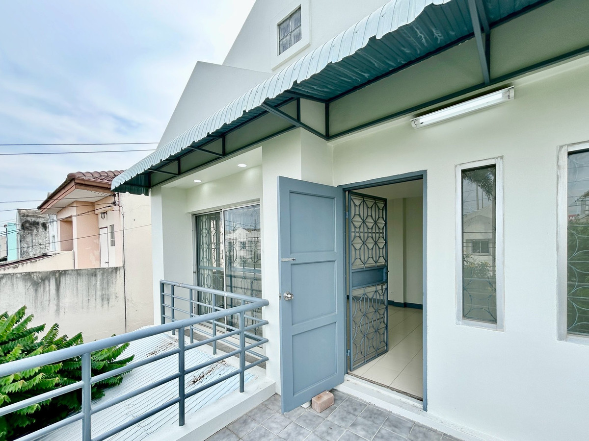 ให้เช่าบ้านปิ่นเกล้า จรัญสนิทวงศ์ : ให้เช่าบ้านแฝด 2 ชั้น 42 ตร.ว. ห่างจากถนนกาญจนาภิเษก200เมตรจากตัวบ้าน ใกล้ถนนพรานนกตัดใหม่200เมตร และใกล้เดอะพาสิโอ้ 1.5 กม. 