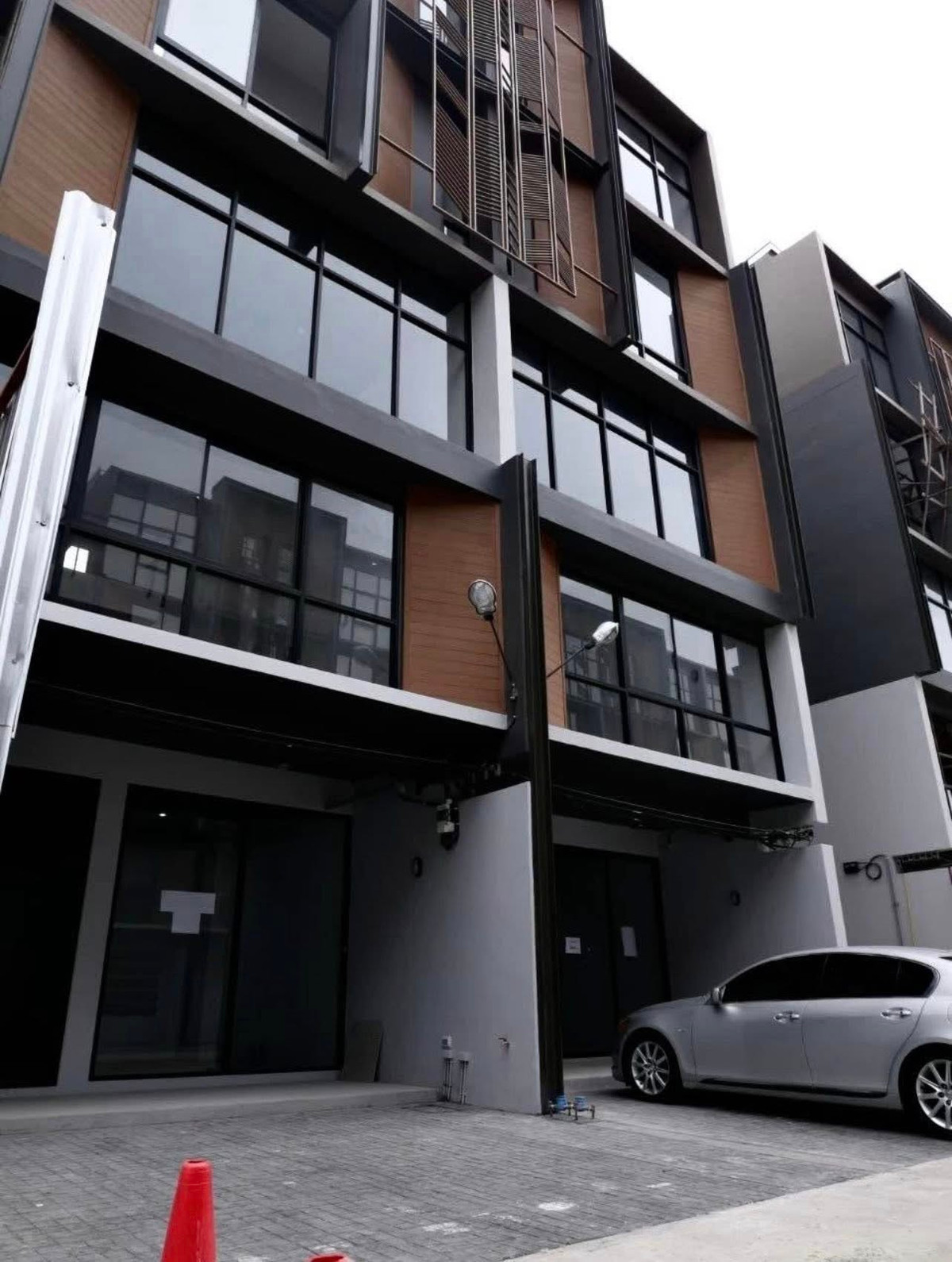 For RentHome OfficeOnnut, Udomsuk : For rent Home Office The Pride Sukhumvit 77 (Soi On Nut 30) only 5 minutes to BTS station