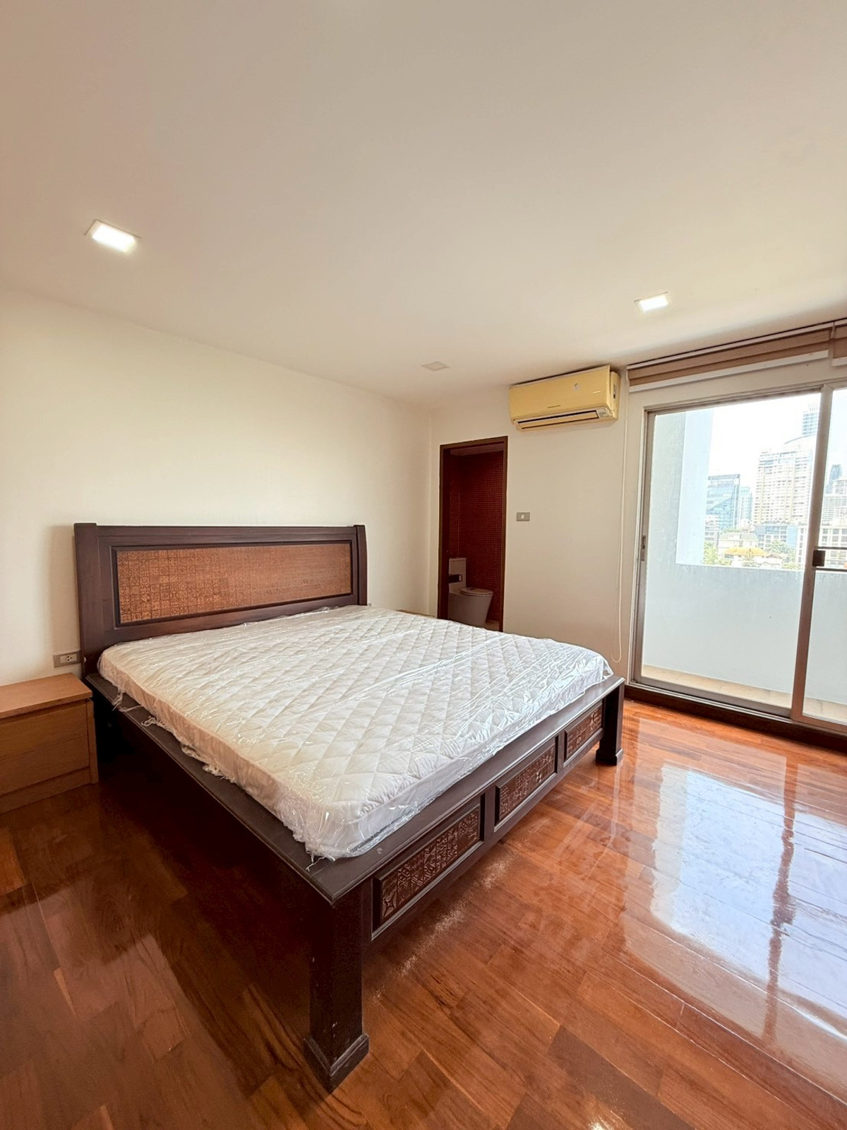 For RentCondoSukhumvit, Asoke, Thonglor : 🎉🌇 Condo for Rent – 4 Bedrooms near BTS Ekkamai | Regent on the Park Sukhumvit 61
