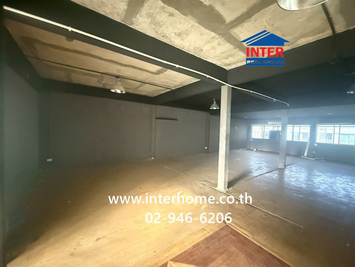 For RentOfficeChaengwatana, Muangthong : Office, 5 floors, 210 sq m, office for rent. Near Muang Thong Thani Bond Street Muang Thong Thani Road, Chaengwattana Road, Pak Kret, Nonthaburi