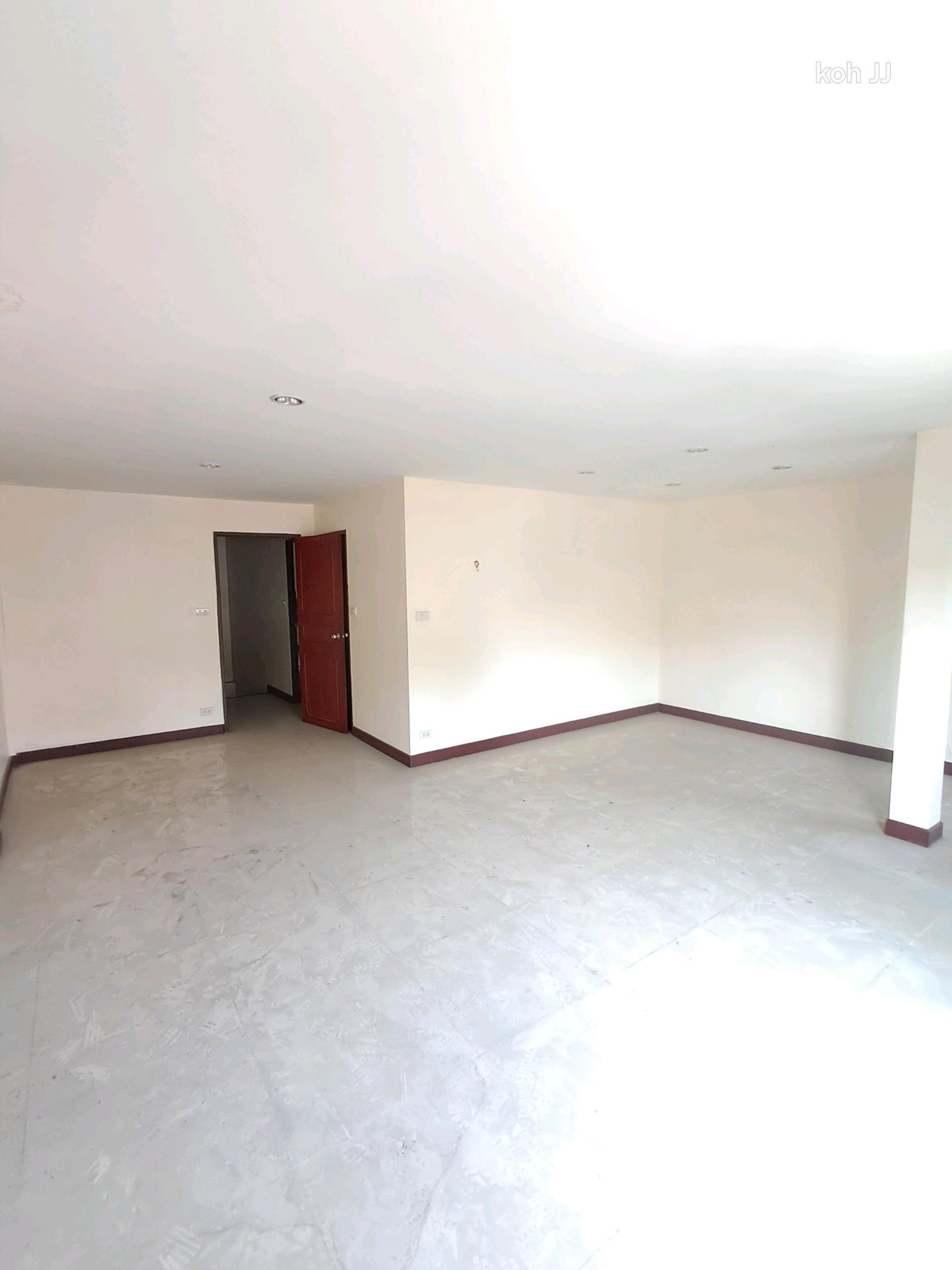 For RentTownhomePattanakan, Srinakarin : 🔥 Urgent for rent! Very cheap! Townhome with 5 floors, full of space 🔥
Prime location: opposite Seacon Square (Soi Srinakarin 40)
The best value in this area!