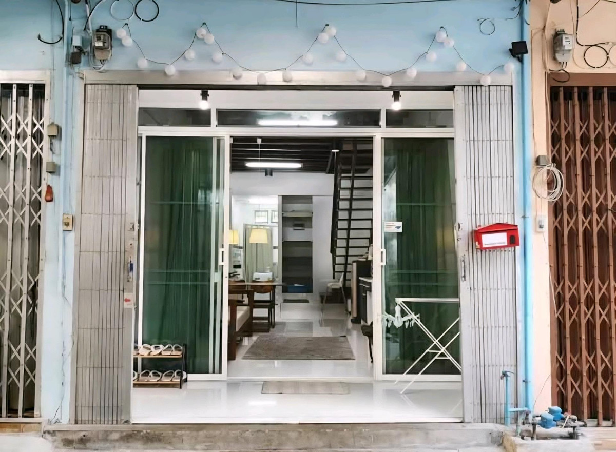 ให้เช่าทาวน์โฮมวงเวียนใหญ่ เจริญนคร : 📣 For Rent | Townhome 2 ชั้น ใกล้ BTS กรุงธนบุรี (ซอยเจริญนคร 18)
🏡 บ้านรีโนเวทใหม่ แต่งครบ พร้อมอยู่ ใกล้ไอคอนสยาม ใกล้สาทร