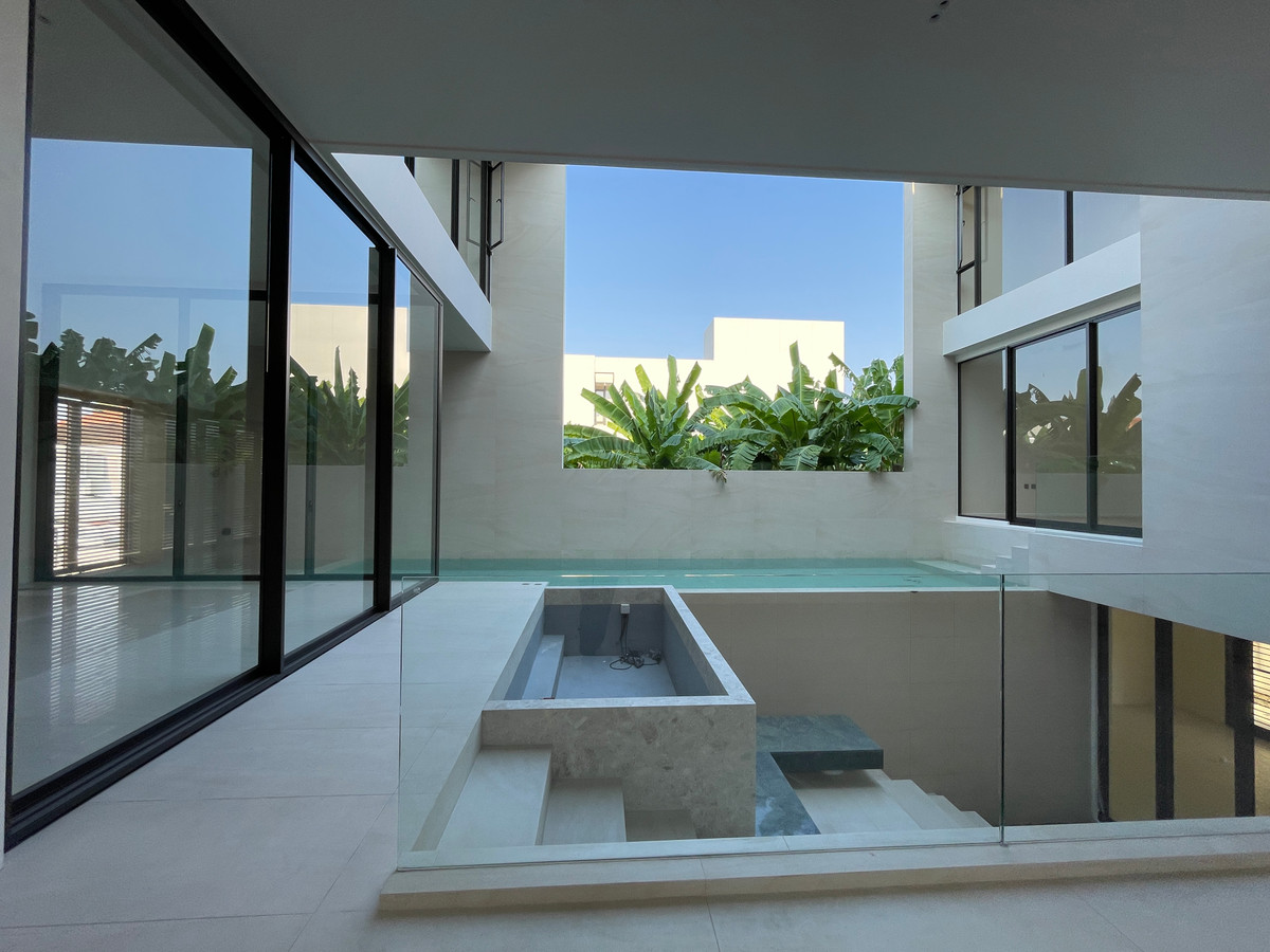 ขายบ้านเลียบทางด่วนรามอินทรา : 🔥 EXCLUSIVE PROMOTION 🔥โอกาสสุดท้ายในการครอบครองในราคาพิเศษที่สุด [ขาย] 💎 Ultra Luxury Show Unit | ELIVA Ekkamai - Eastville 💎 บ้านเดี่ยวหรู 3 ชั้น ดีไซน์ Mid-Century Modern — ความเป็นส่วนตัวสูงสุดเพียง 4 ยูนิตในโครงการ!