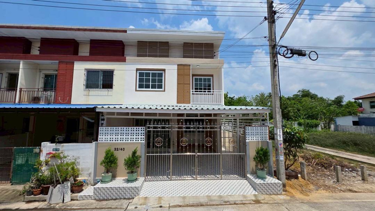 ขายทาวน์โฮมนนทบุรี บางใหญ่ บางบัวทอง : ขายทาวน์เฮ้าส์พระปิ่น 3 หลังริม 30 ตร.ว. 4 นอน มีระเบียงเทอเรส ติดถนนกาญจนาฯ ฟรีโอน