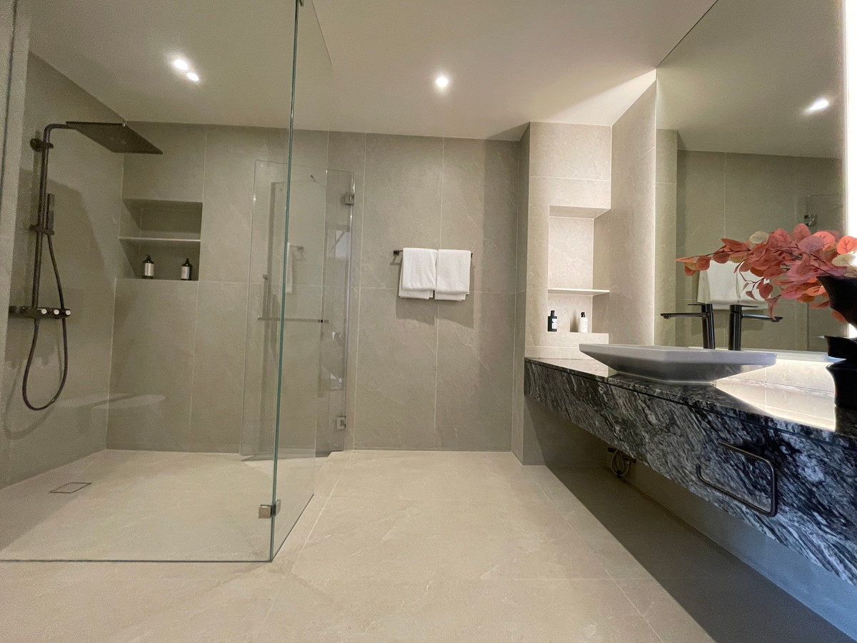 ขายบ้านเลียบทางด่วนรามอินทรา : "หนึ่งเดียวบนเลียบด่วน! Cira Residences บ้านเดี่ยว Ultra-Luxury 3.5 ชั้น พื้นที่ 845 ตร.ม. พร้อมสระว่ายน้ำส่วนตัว | ใกล้ทองหล่อ-พระราม 9 เพียงไม่กี่นาที (สังคมส่วนตัวเพียง 9 ยูนิต)"