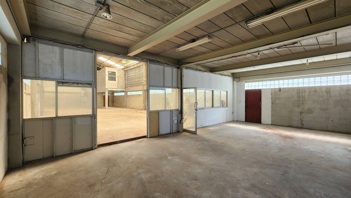 For RentWarehouseBangna, Bearing, Lasalle : Warehouse with office, 2 floors, good location, needs additional decorations, for rent in Bang Bo-Bang Phli area, near The Vintage Club.