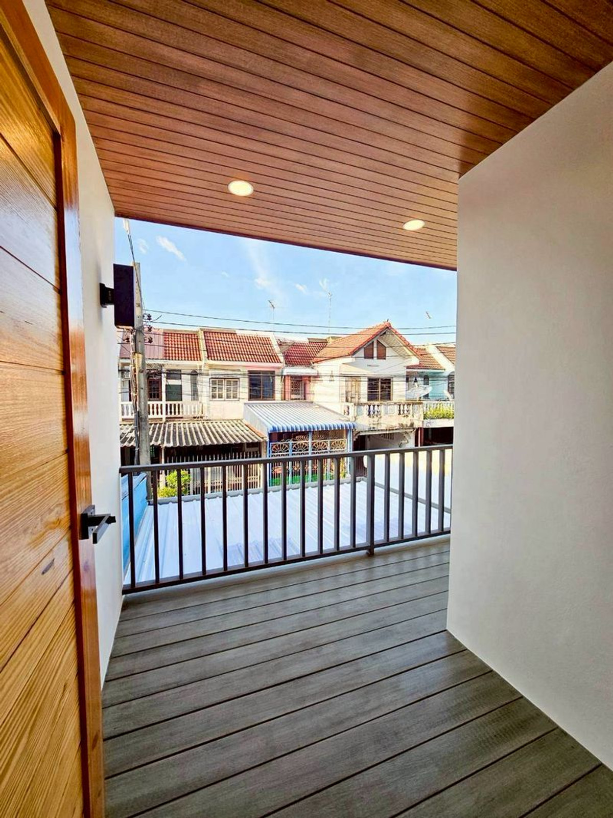 ขายทาวน์โฮมวิภาวดี ดอนเมือง หลักสี่ : ขาย ‼️ ทาวน์เฮ้าส์ หมู่บ้านอยู่เจริญ 2 ชั้น เนื้อที่ 17.5 ตารางวา 2 ห้องนอน 2 ห้องน้ำ ซอยวิภาวดีรังสิต 37 ติดถนนวิภาวดีรังสิต แขวงสนามบิน เขตดอนเมือง กรุงเทพมหานคร (ทำเลดี ตรงข้ามสนามบินดอนเมือง )