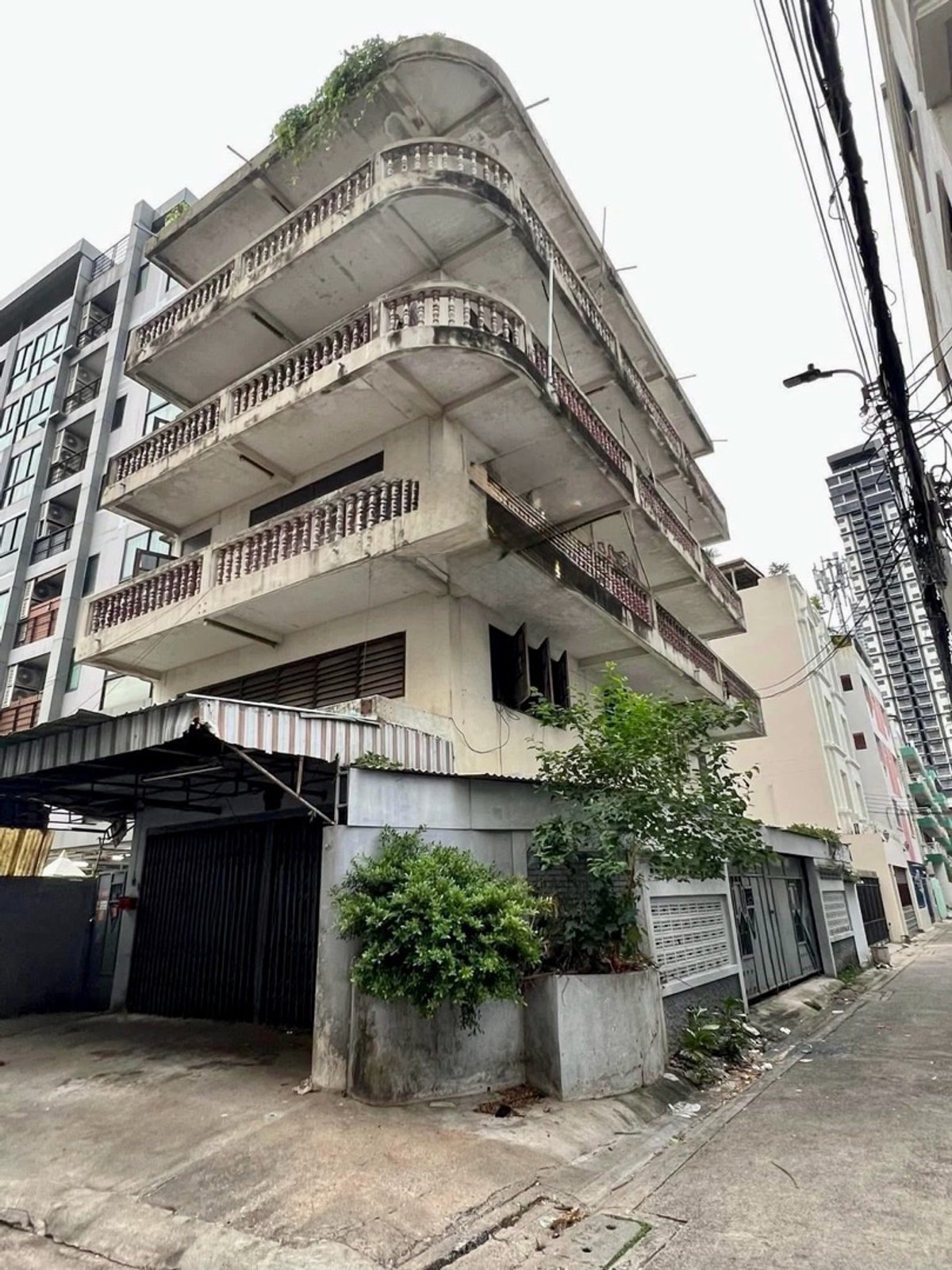 For SaleOfficeWongwianyai, Charoennakor : Rare 6-Storey Corner Building near BTS Krung Thonburi 100m, 11 Units, 1 Stop to ICONSIAM, High Potential for Hotel Investment in Prime Riverside Area

