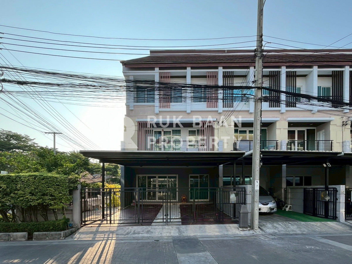 ขายทาวน์โฮมเลียบทางด่วนรามอินทรา : ขายทาวน์โฮม หลังริม/SALE✨ บ้านกลางเมือง เออร์บาเนี่ยน พระราม 9 - ลาดพร้าว (RB081)