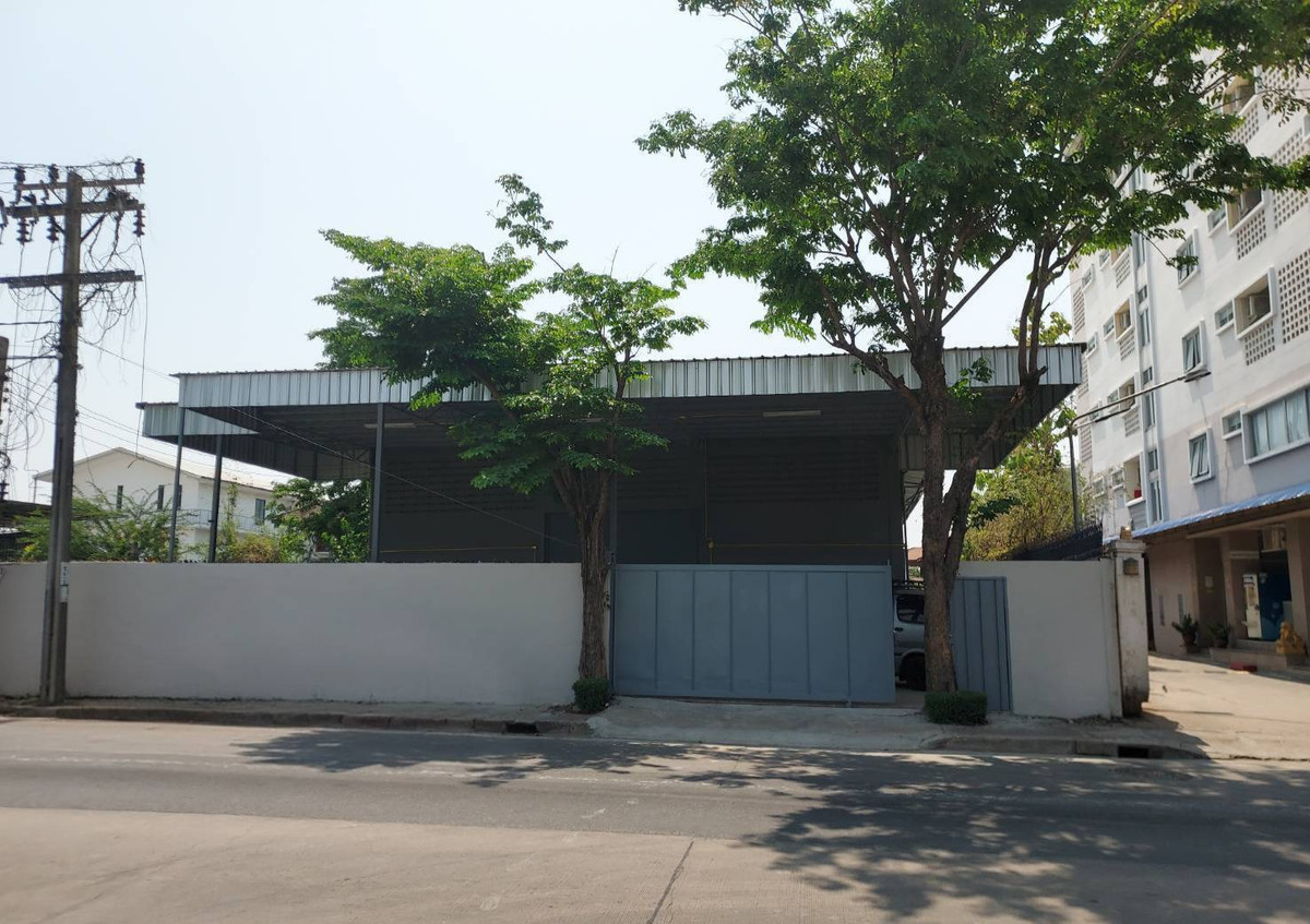 For RentWarehouseRathburana, Suksawat : Newly renovated warehouse for rent, Phutthabucha Road, Bang Mot, total usable area 1,870 sq m., large cars can enter and exit.