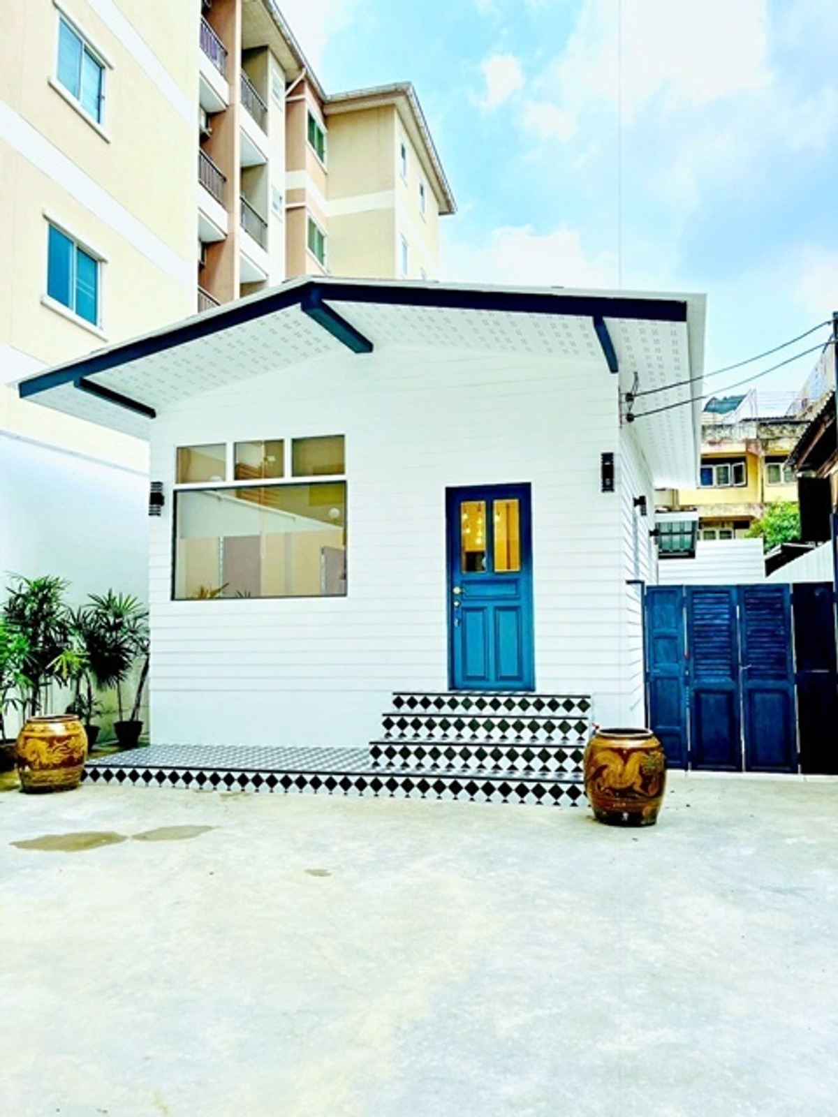 For RentHouseWitthayu, Chidlom, Langsuan, Ploenchit : near BTS Surasak 800m. Single story house for rent 1 bed 1 bath 80sq.wa. 240sq.m. Silom business dis