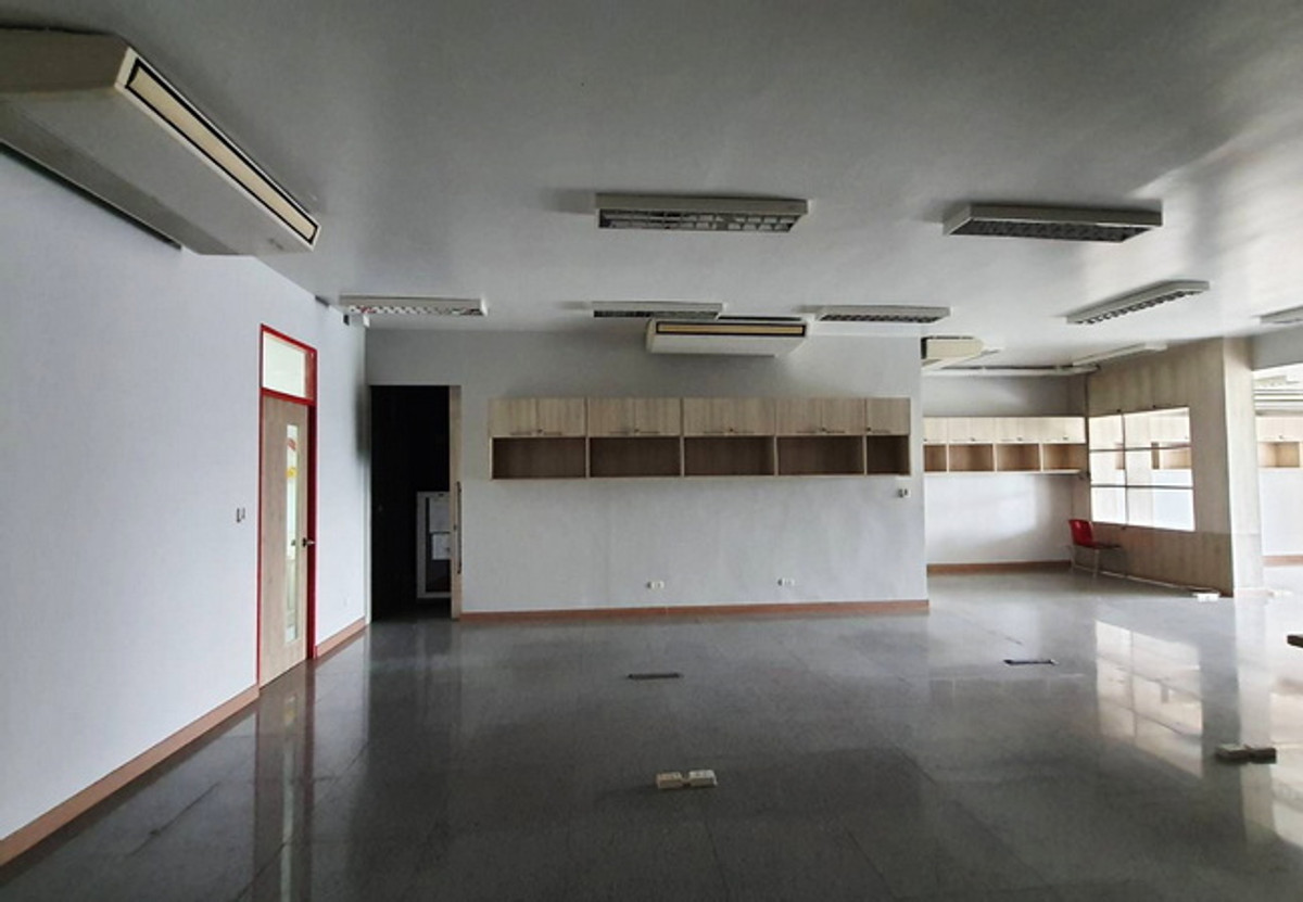 For SaleHome OfficeChaengwatana, Muangthong : Office building for sale, Soi Tiwanon-Pak Kret 22, on an area of ​​96.6 sq m, 3 floors, usable area 1,160 sq m, price negotiable.
