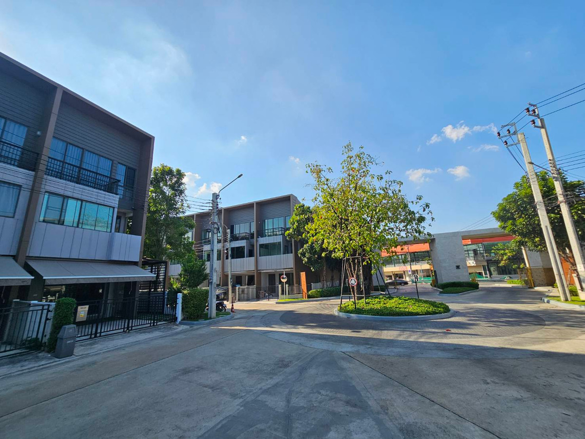 ให้เช่าทาวน์โฮมนวมินทร์ รามอินทรา : ให้เช่า ทาวน์โฮม 3 ชั้น โครงการบ้านกลางเมือง วัชรพล หลังมุม